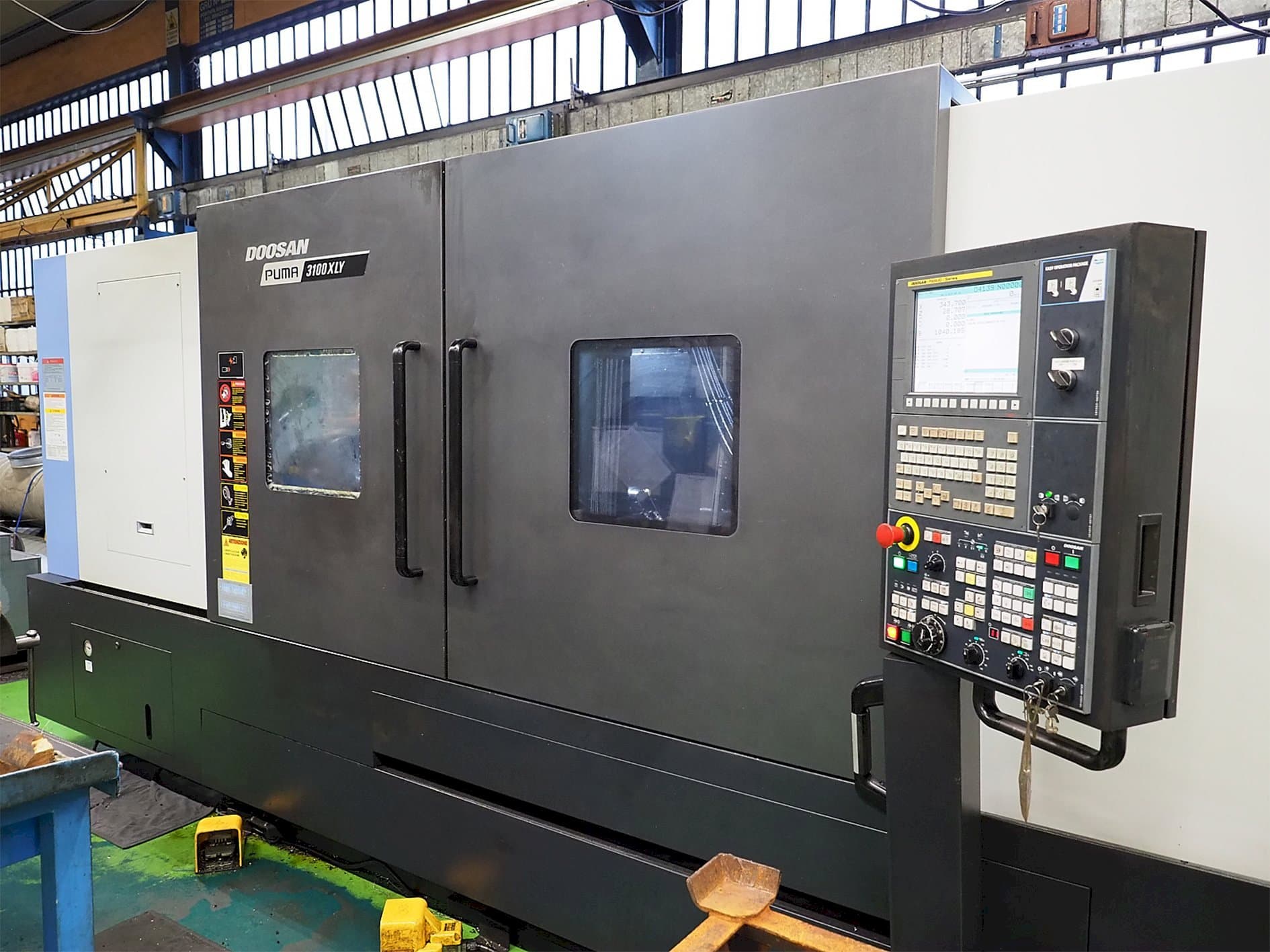 Vooraanzicht van Doosan Puma 3100XLY machine