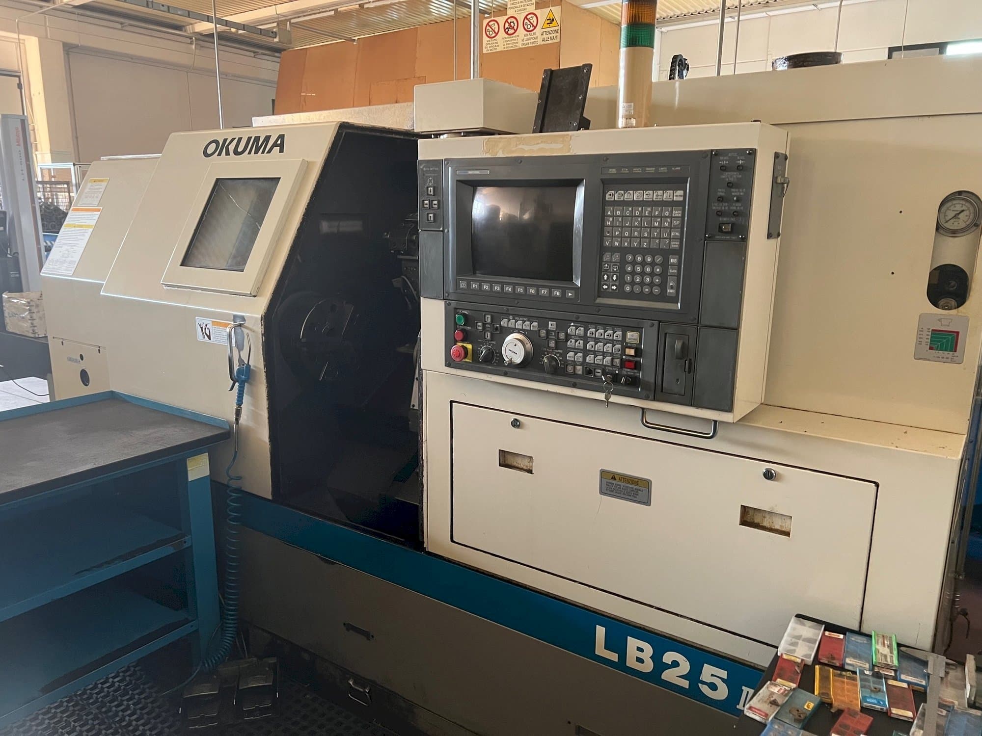 Vooraanzicht van Okuma LB 25 II machine