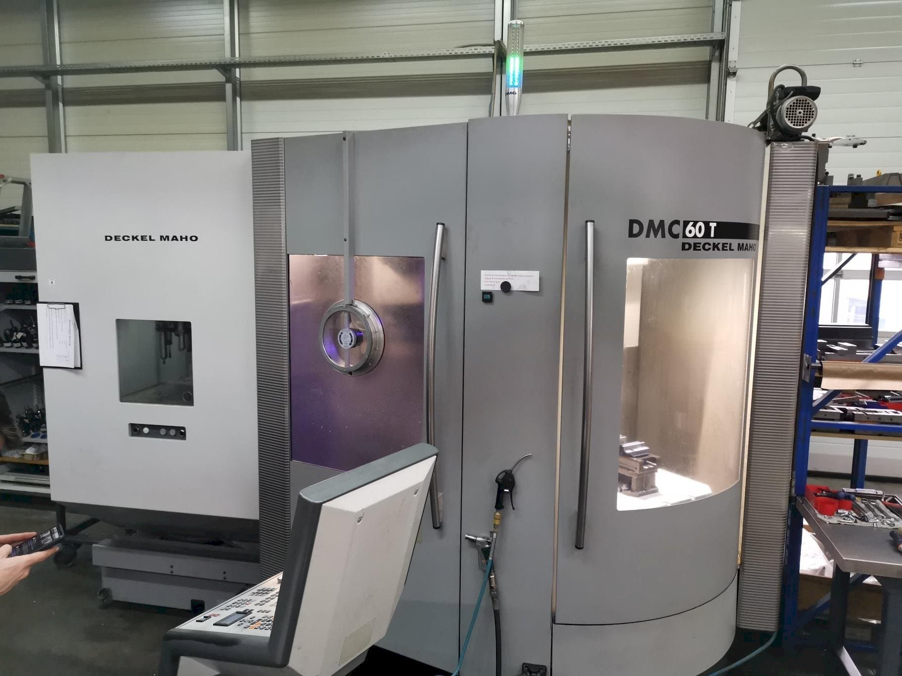 Vooraanzicht van DECKEL MAHO DMC 60T machine