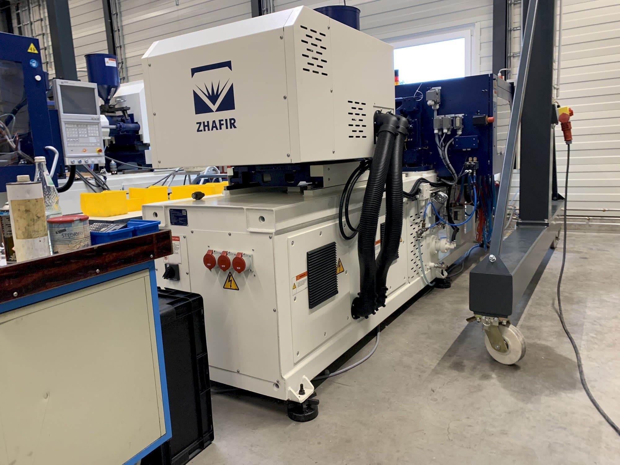 Linkerzijdeaanzicht van ZHAFIR ZERES 600 Haitian machine