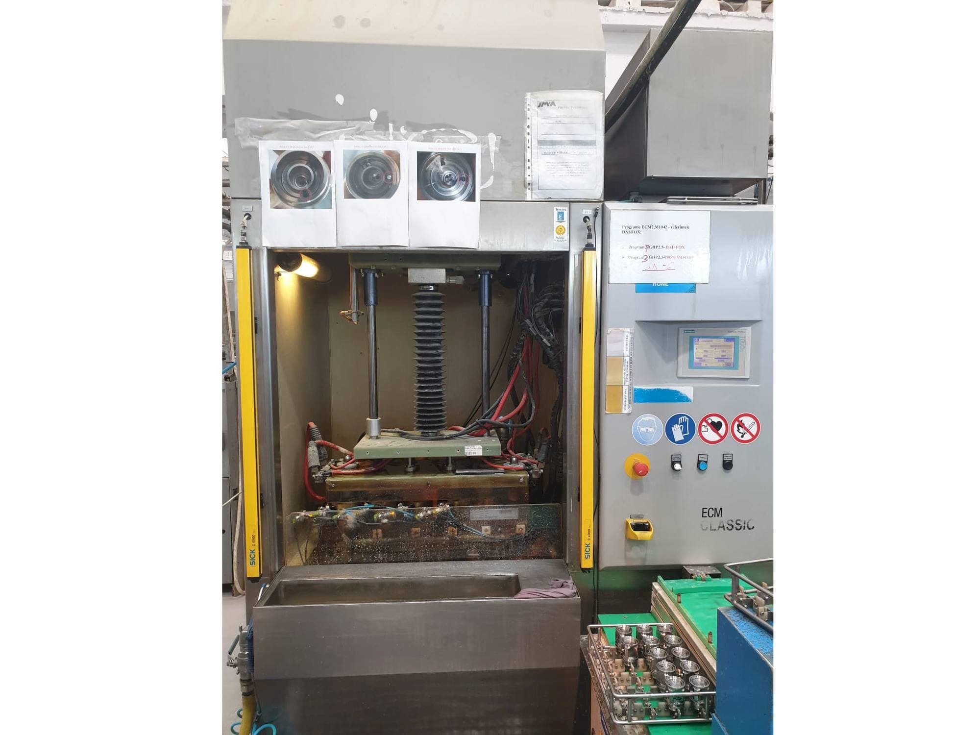 Vooraanzicht van Extrude Hone Classic 1A-450-43-P-M machine