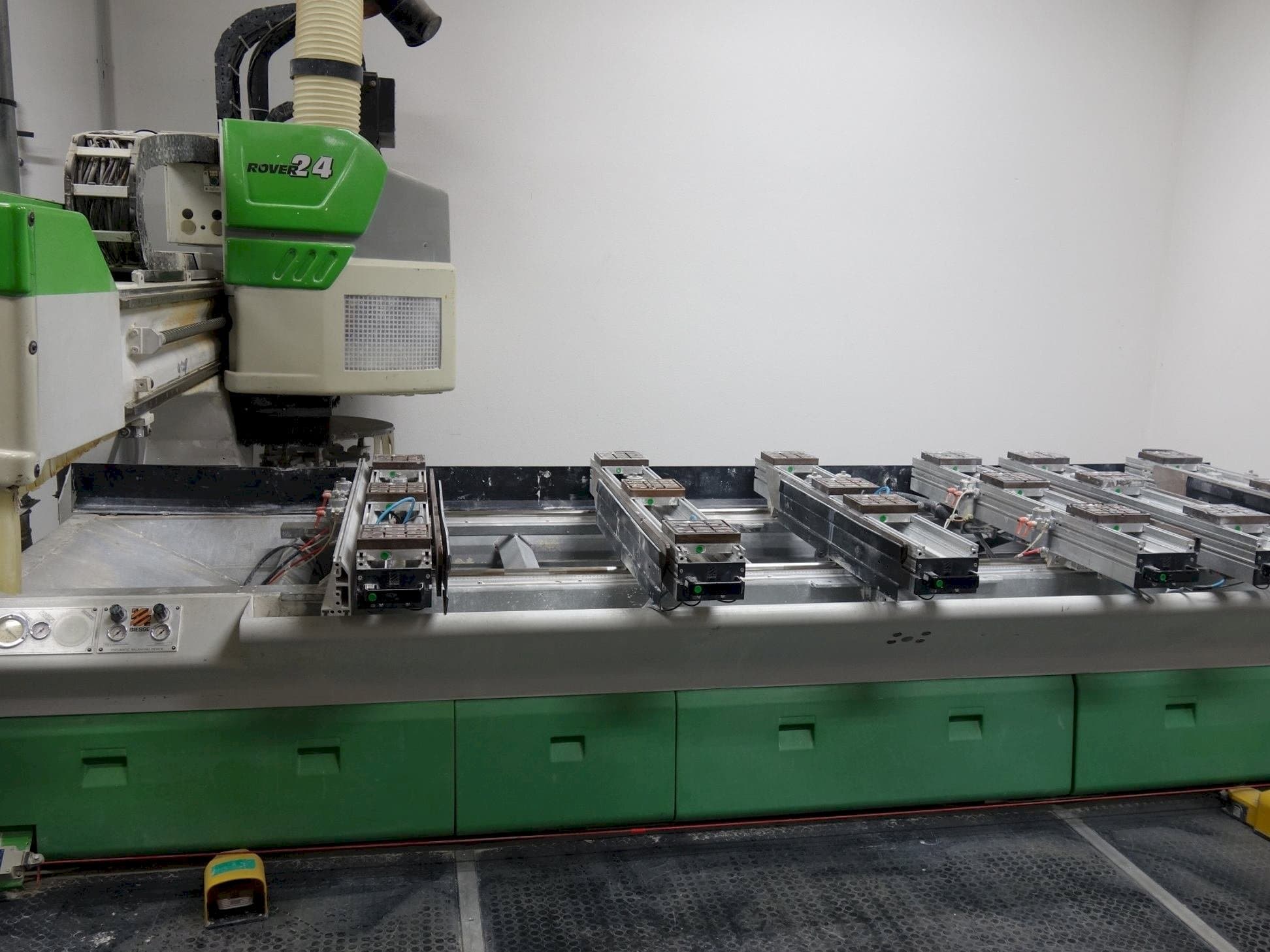 Vooraanzicht  van BIESSE Rover 24 S  machine