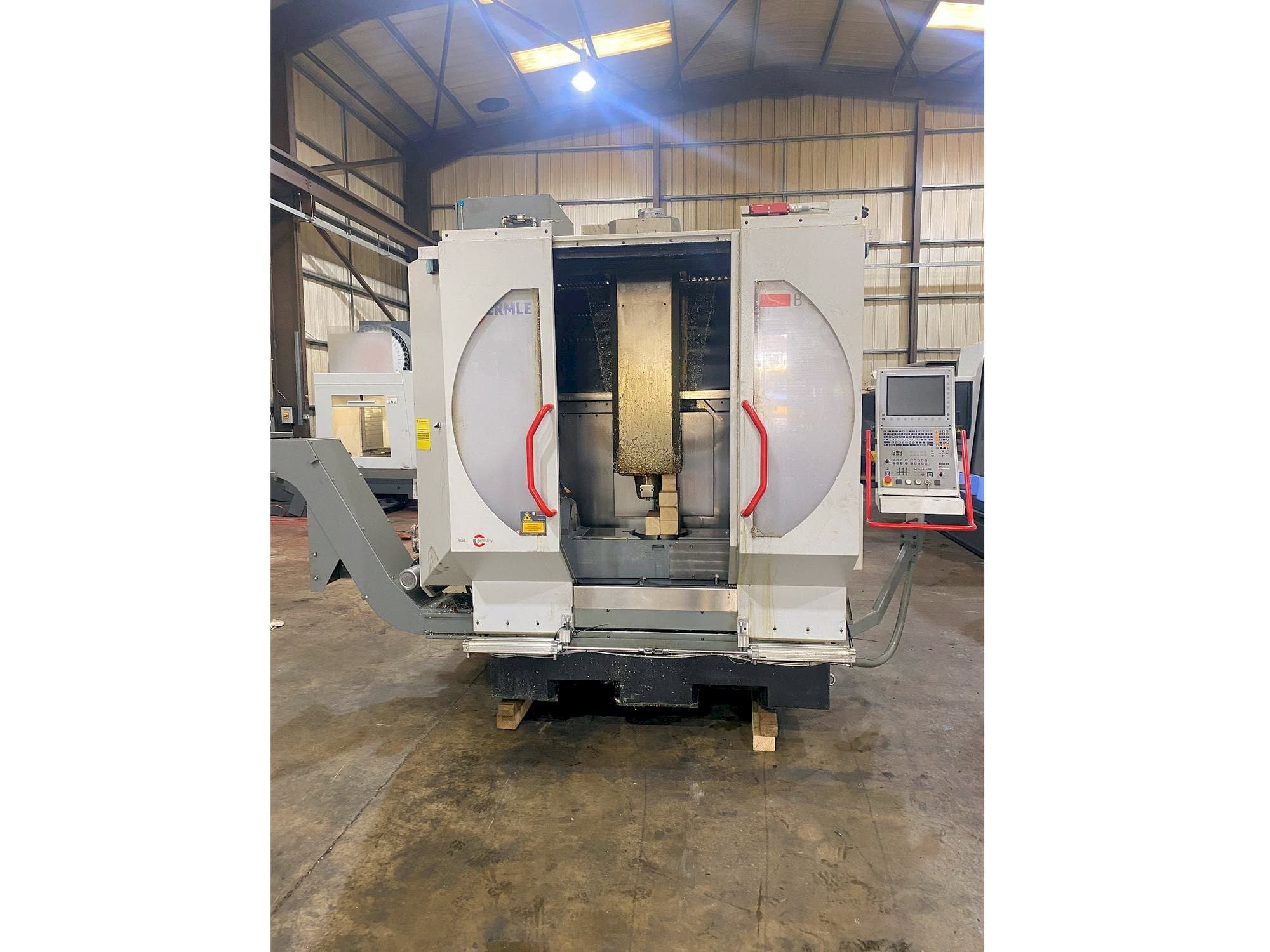 Vooraanzicht van HERMLE B 300 U machine