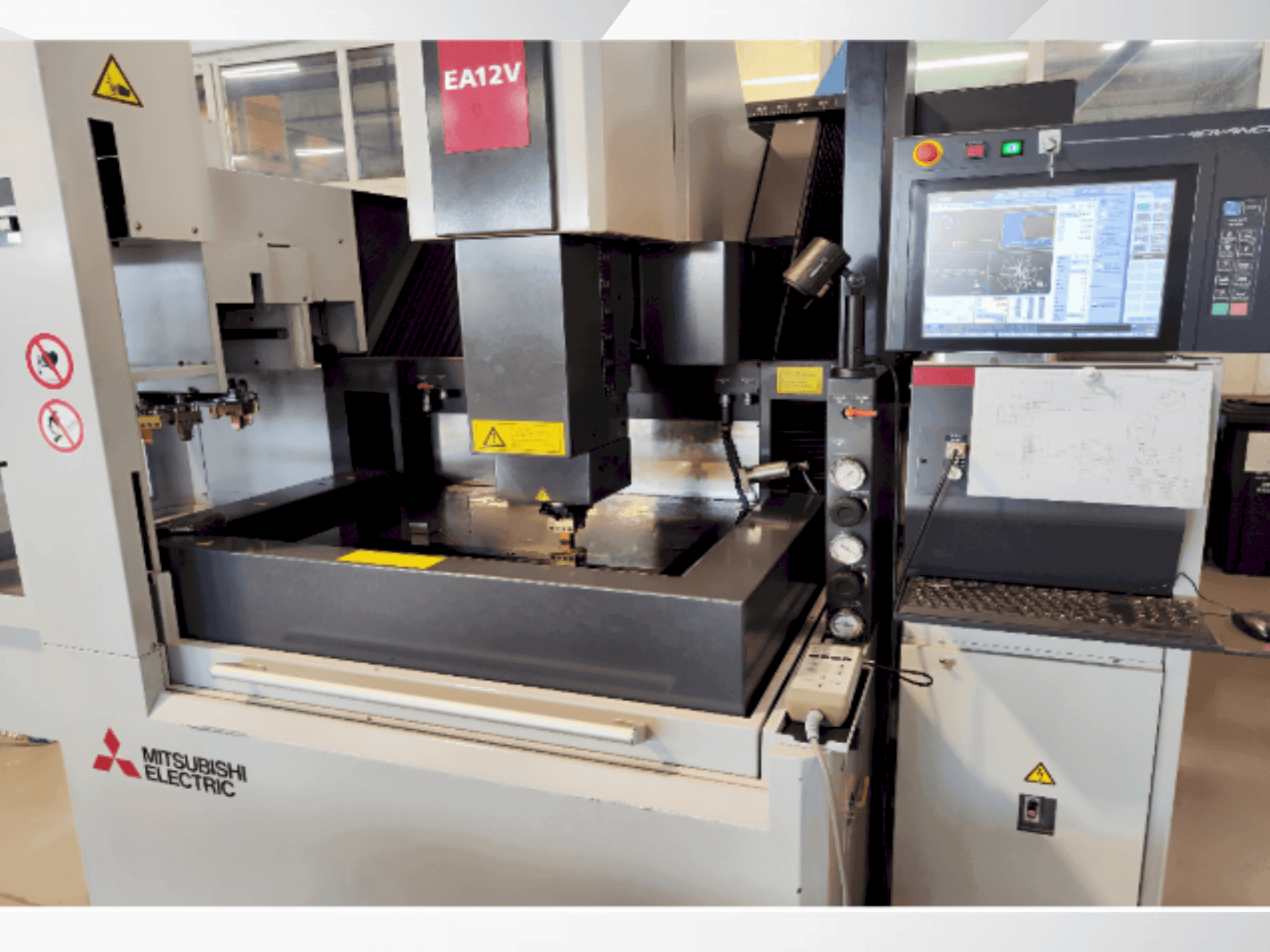 Vooraanzicht van Mitsubishi EA12VM ADVANCE machine