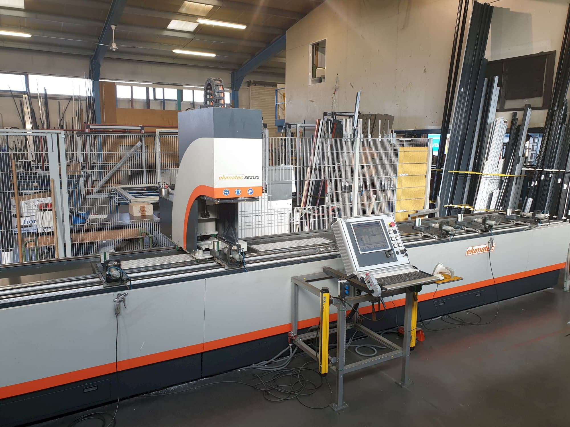 Links zicht van elumatec SBZ 122/64 machine