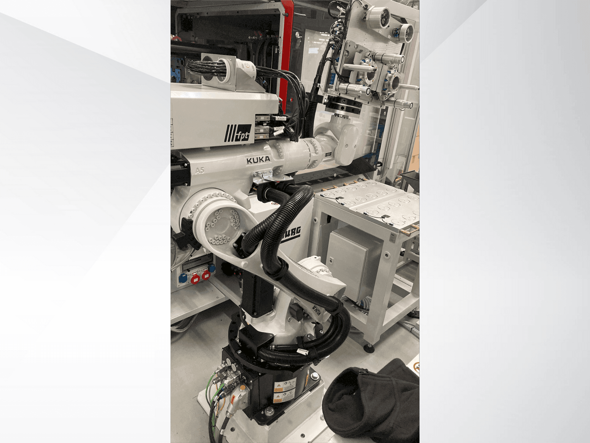 Vooraanzicht van KUKA KR 22 R1610-2 machine