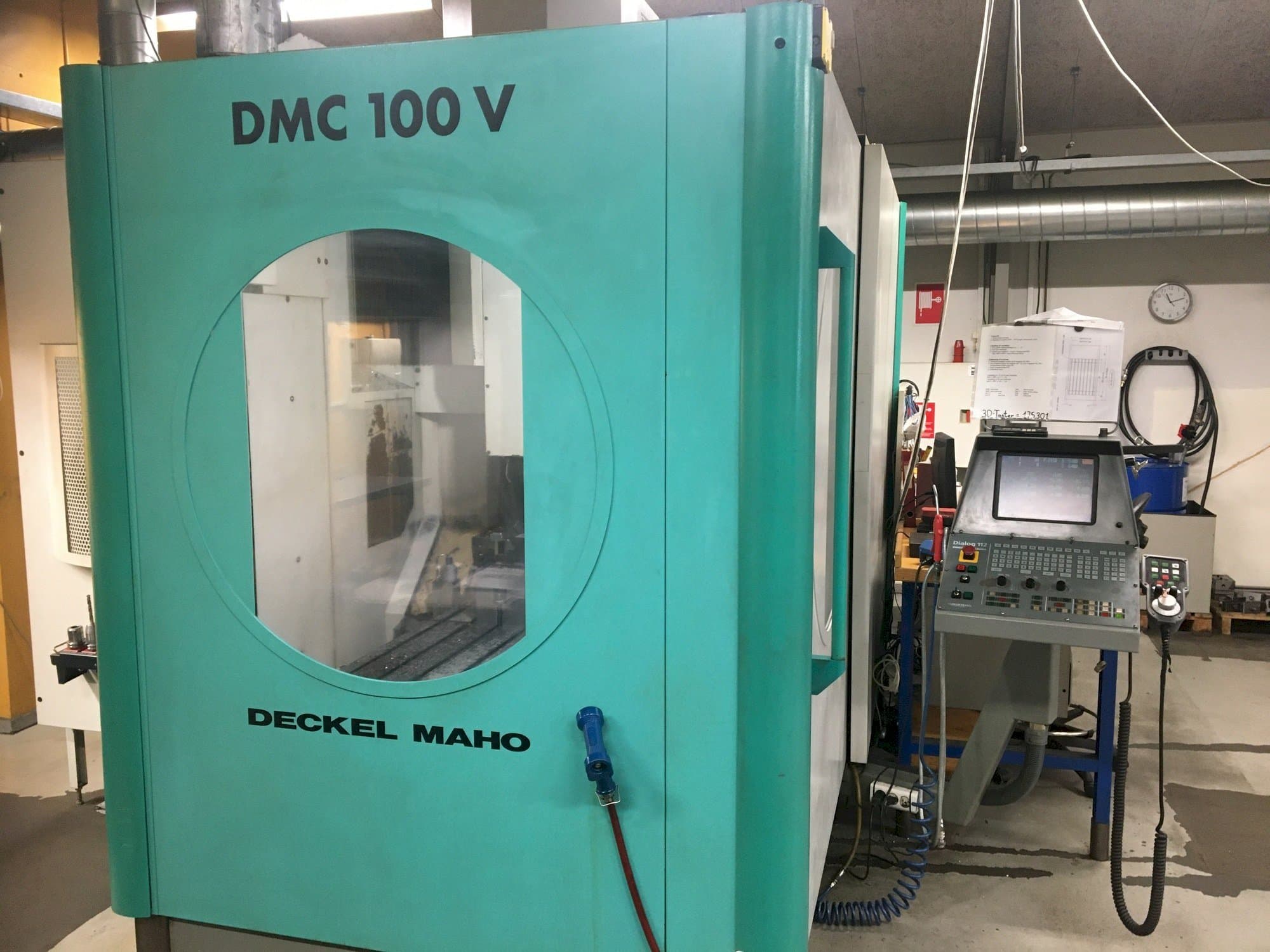 Vooraanzicht van DECKEL DMC 100V machine