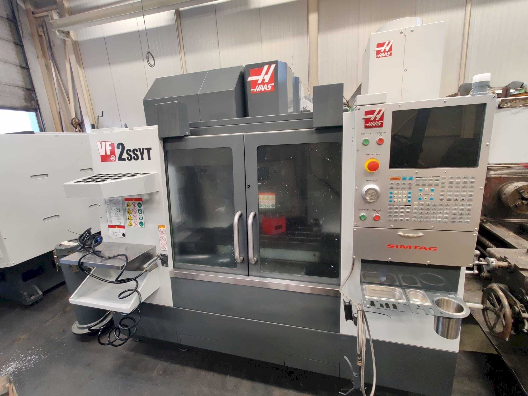 Vooraanzicht van HAAS VF-2SSYT machine