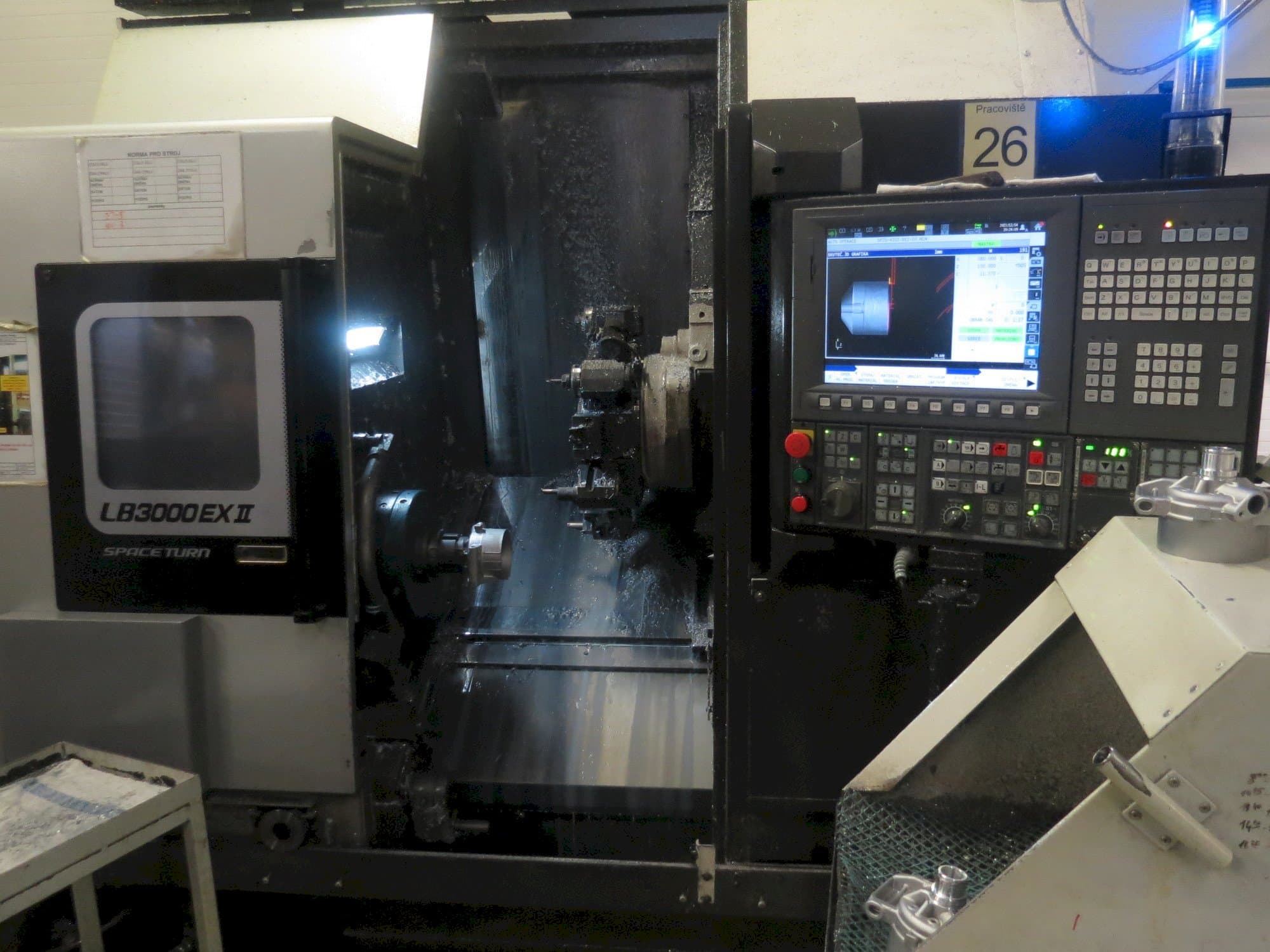 Vooraanzicht van Okuma LB3000 EX II machine