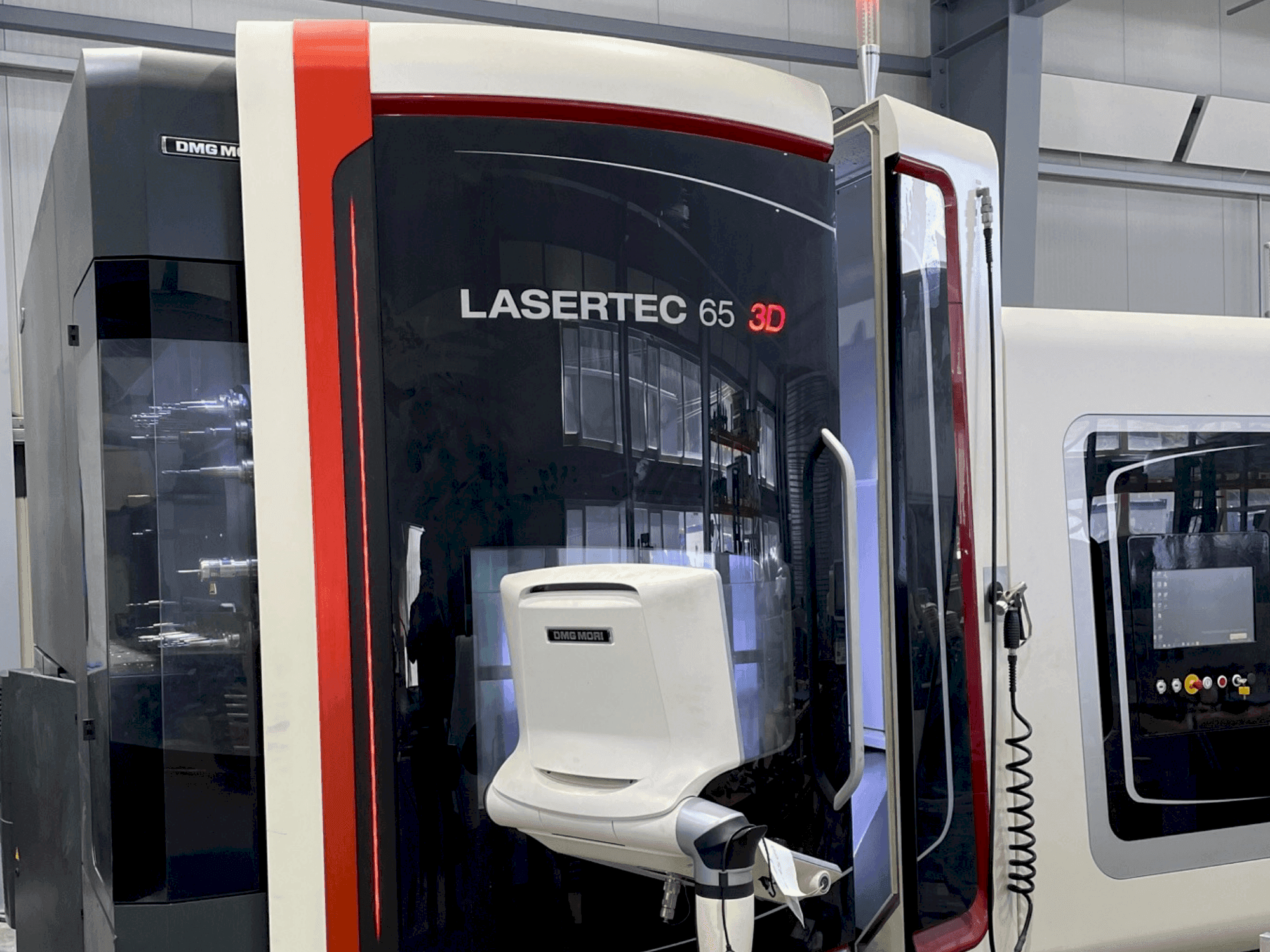 Vooraanzicht van DMG MORI LASERTEC 65 3D Hybrid machine