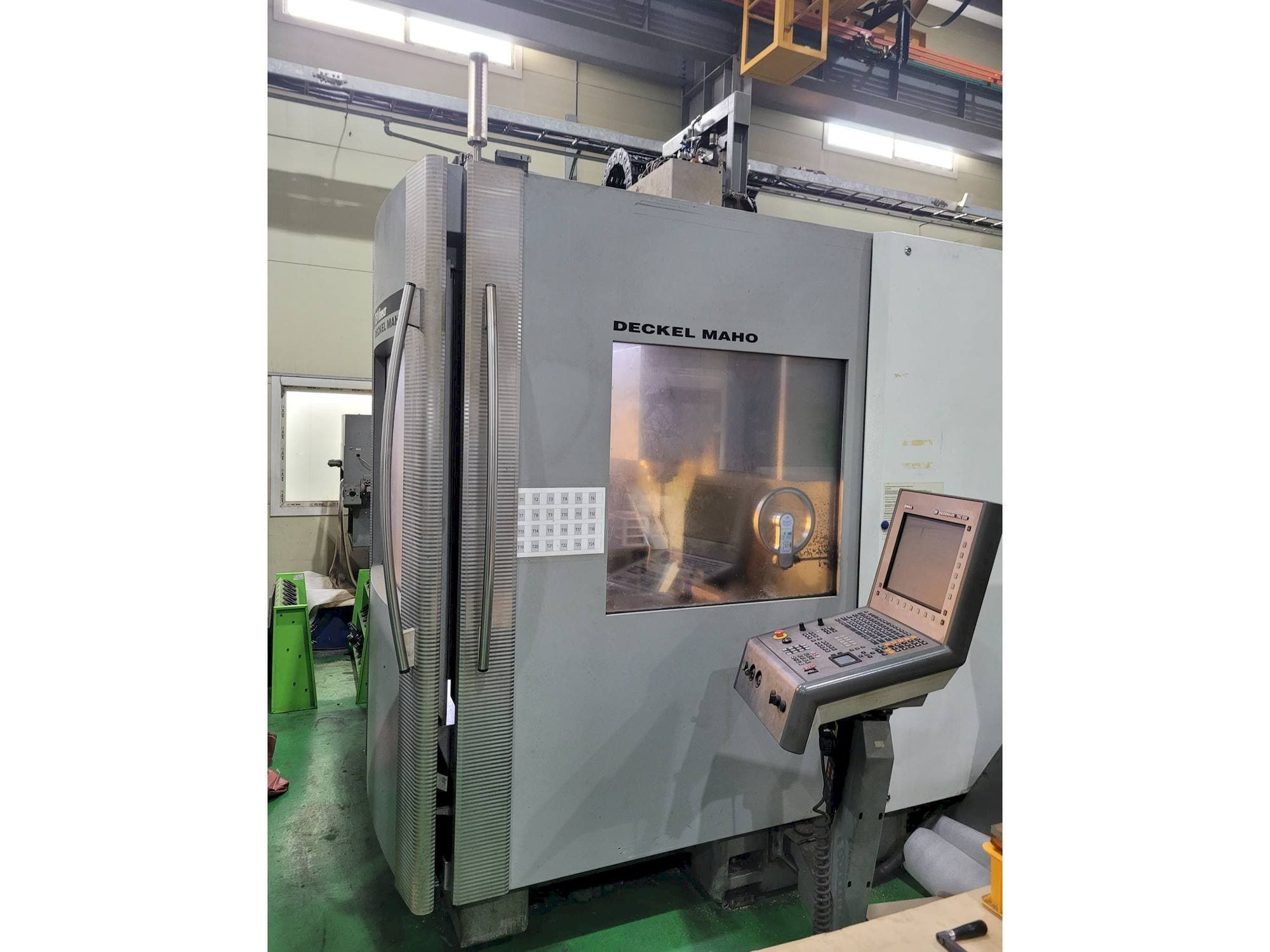 Vooraanzicht van DECKEL MAHO DMC 75 Linear machine