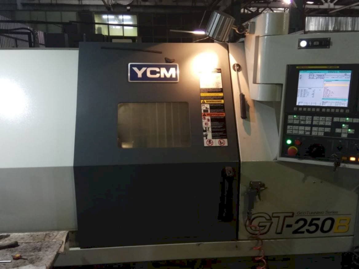 Vooraanzicht van YCM GT250B machine