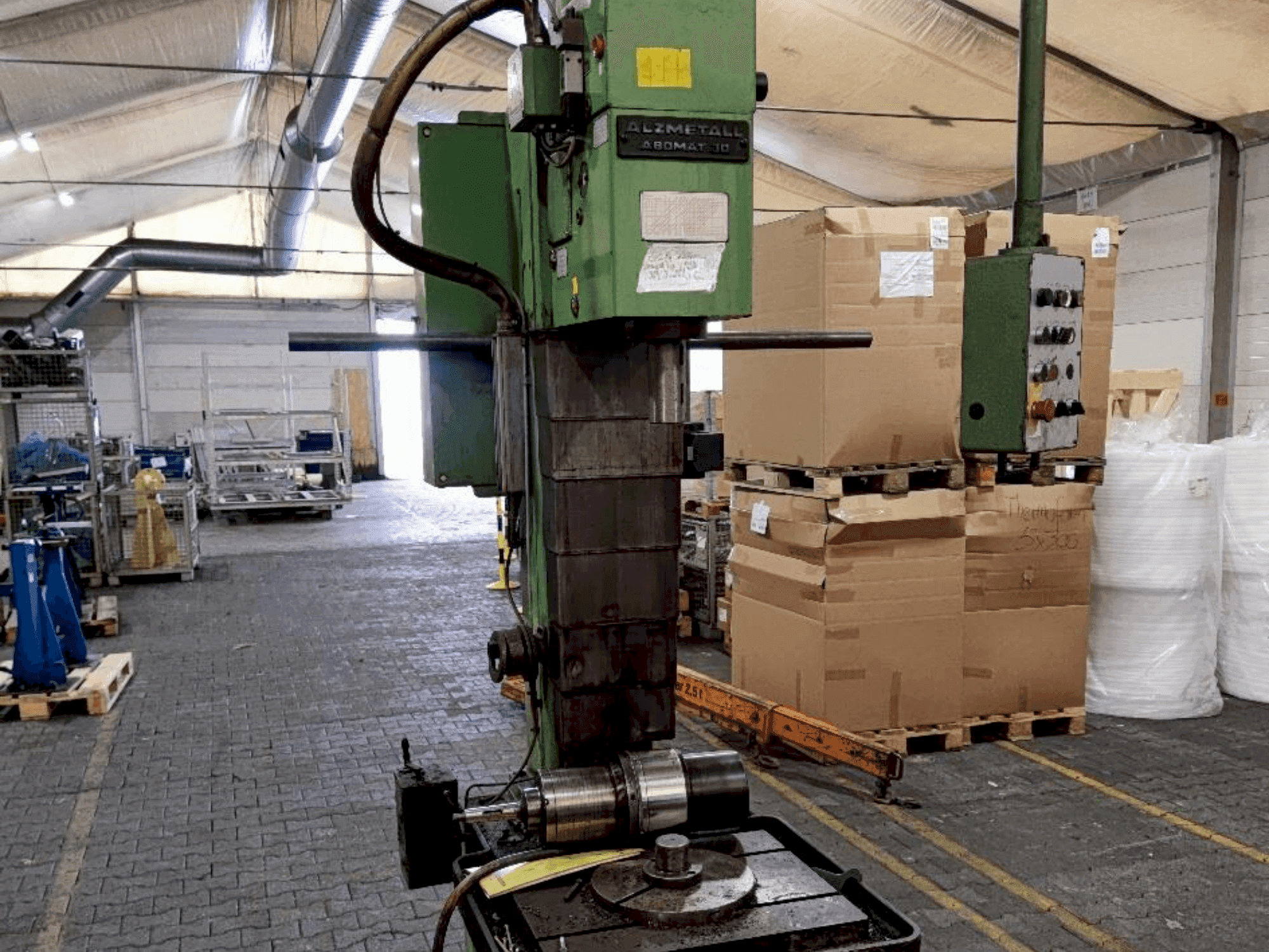 Vooraanzicht van Alzmetall Abomat 30 machine