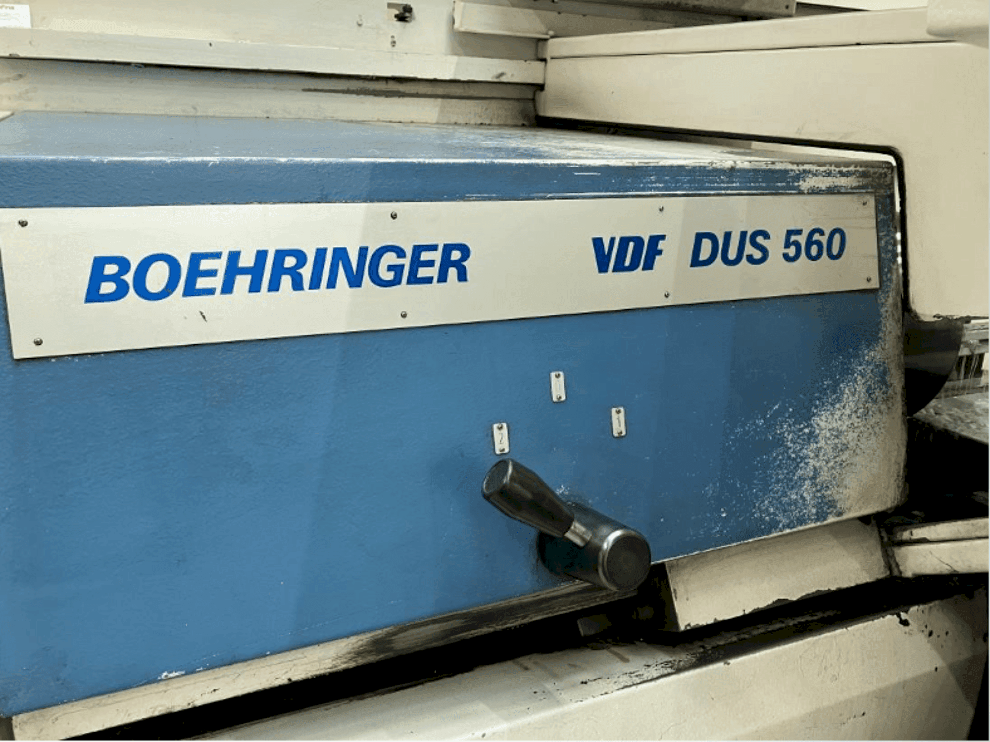 Vooraanzicht van BOEHRINGER VDF DUS 560 machine