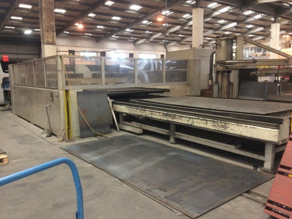 Vooraanzicht van LVD Implus 4030 machine