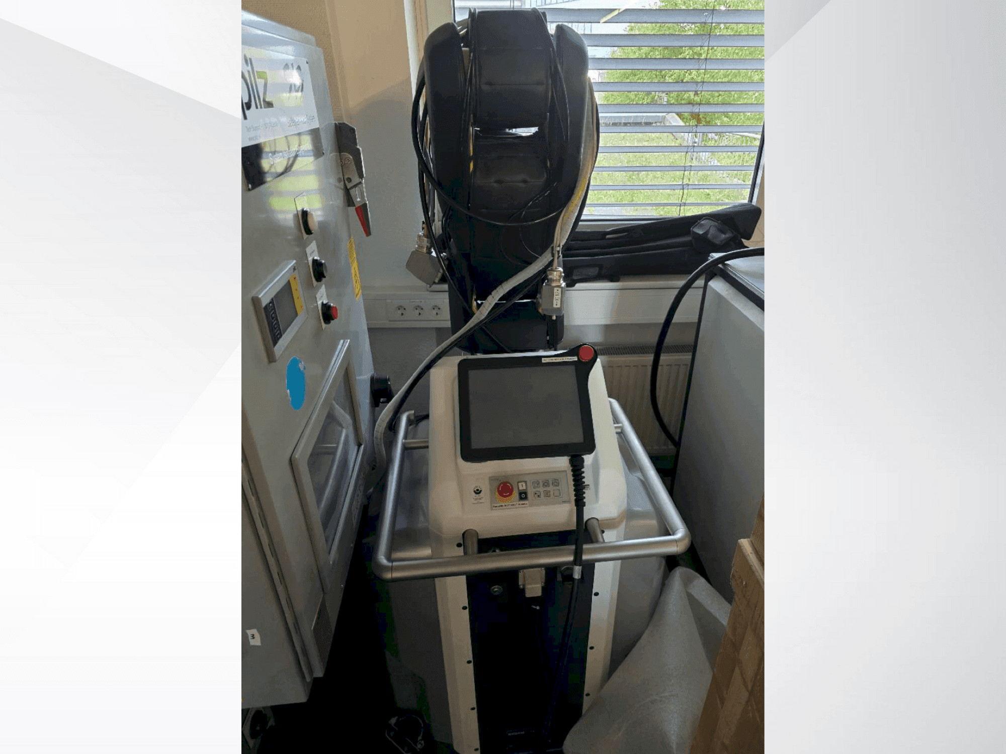 Vooraanzicht van FANUC LR Mate 200iD/7L machine