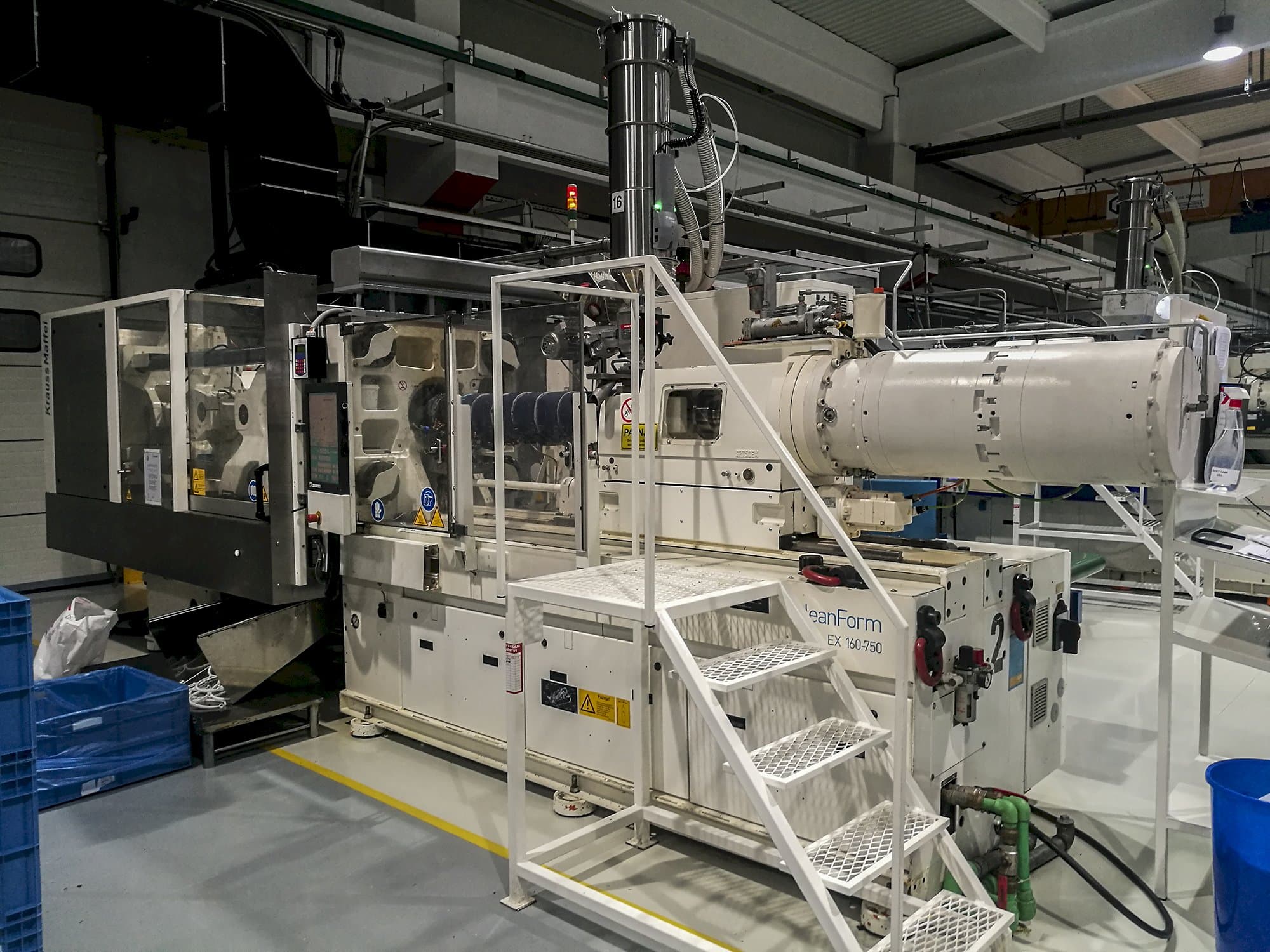 Recht aanzicht van Krauss Maffei 160-750 EX machine