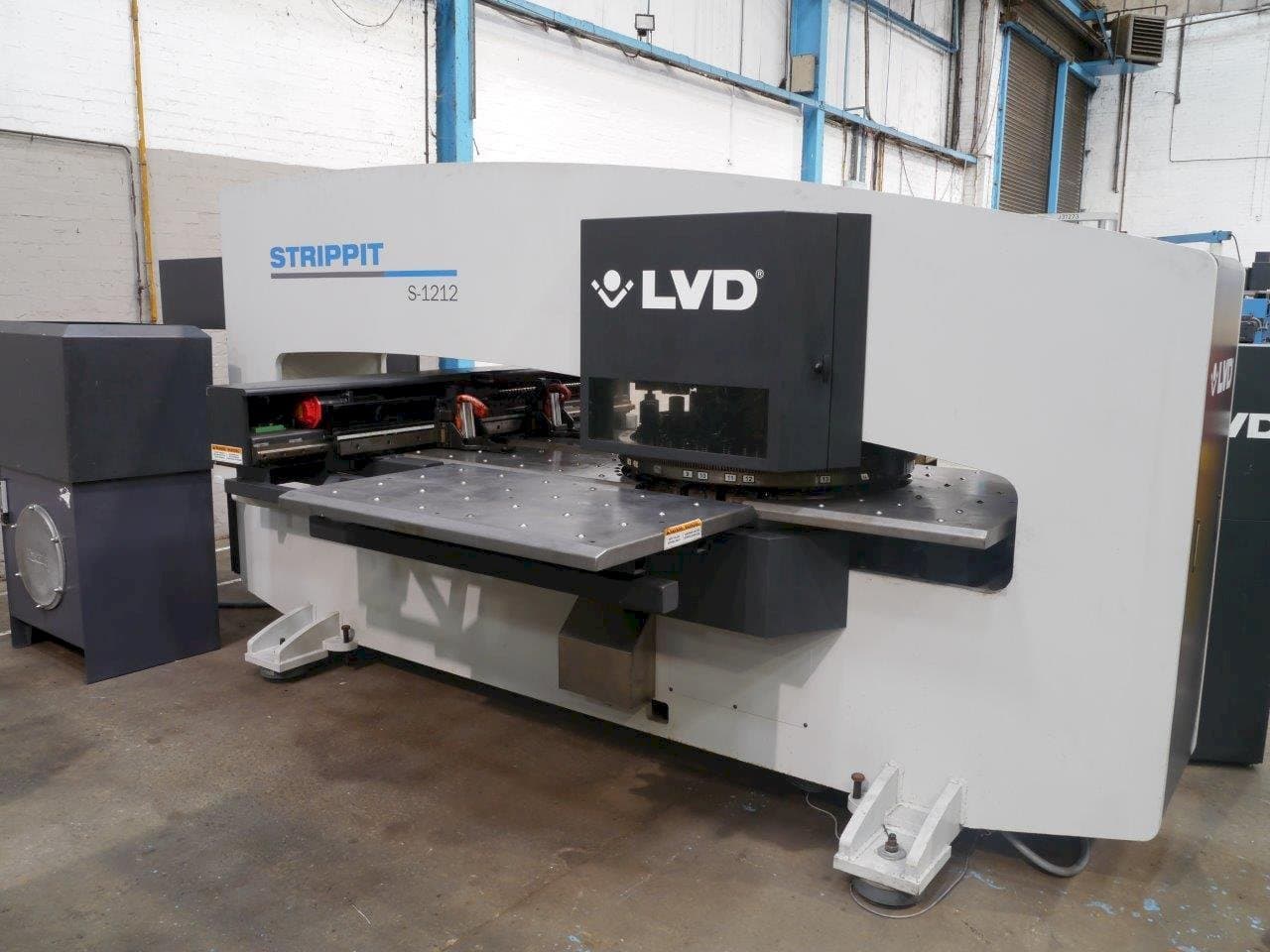 Vooraanzicht  van LVD STRIPPIT S 1212  machine