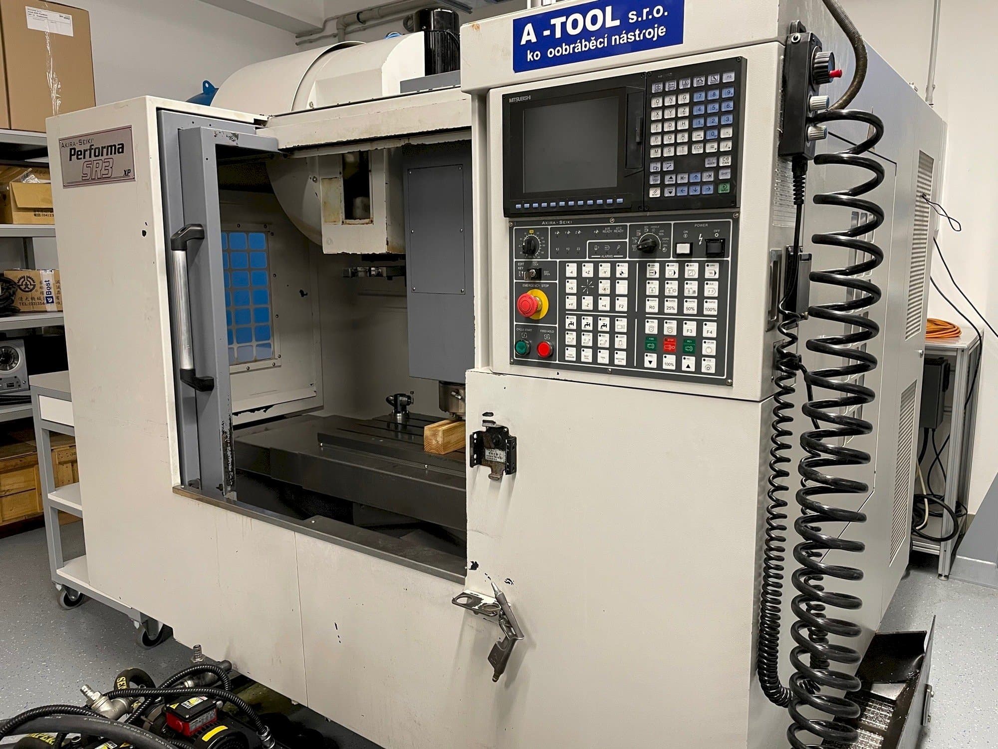 Vooraanzicht  van Akira Seiki SR3XP  machine