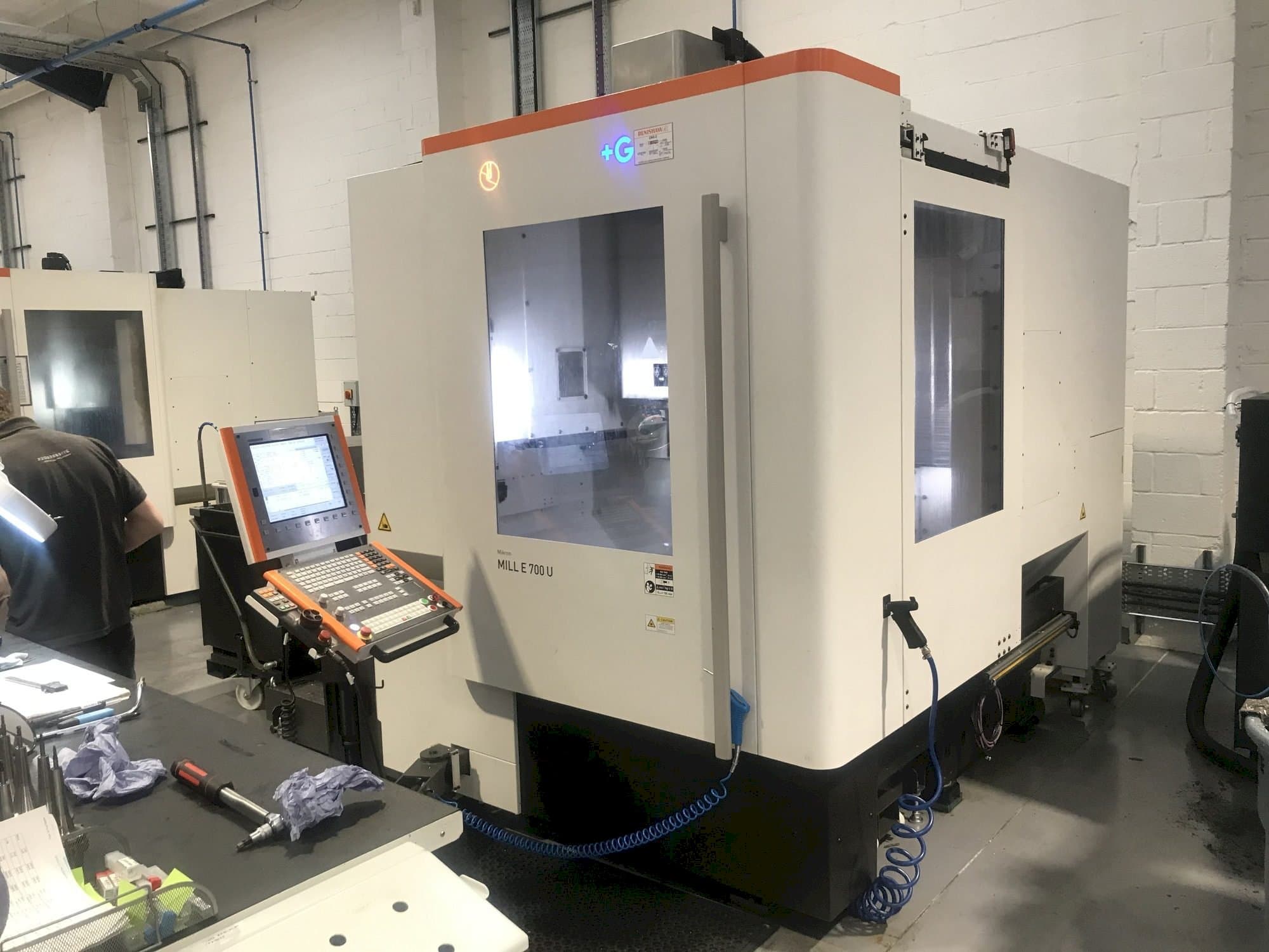 Vooraanzicht van MIKRON Mill E 700 U machine