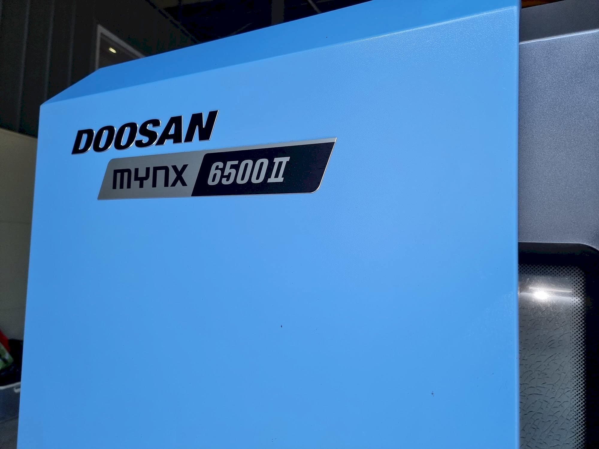 Vooraanzicht van Doosan MYNX 6500Ⅱ machine