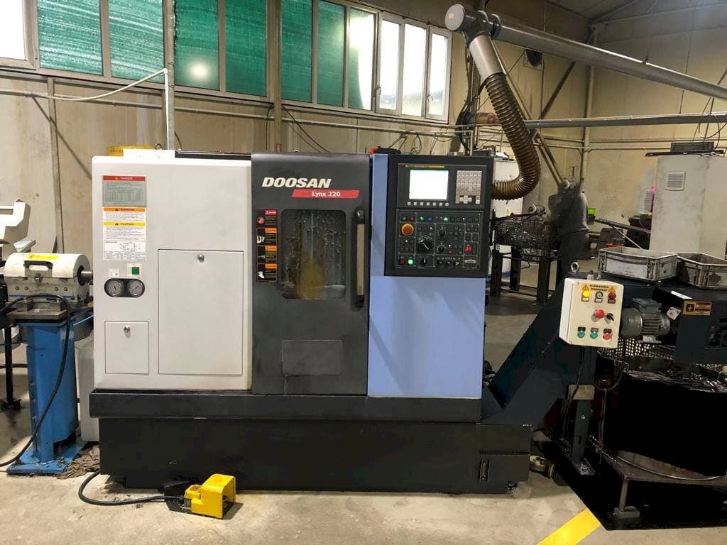 Vooraanzicht van Doosan Lynx 220 B machine