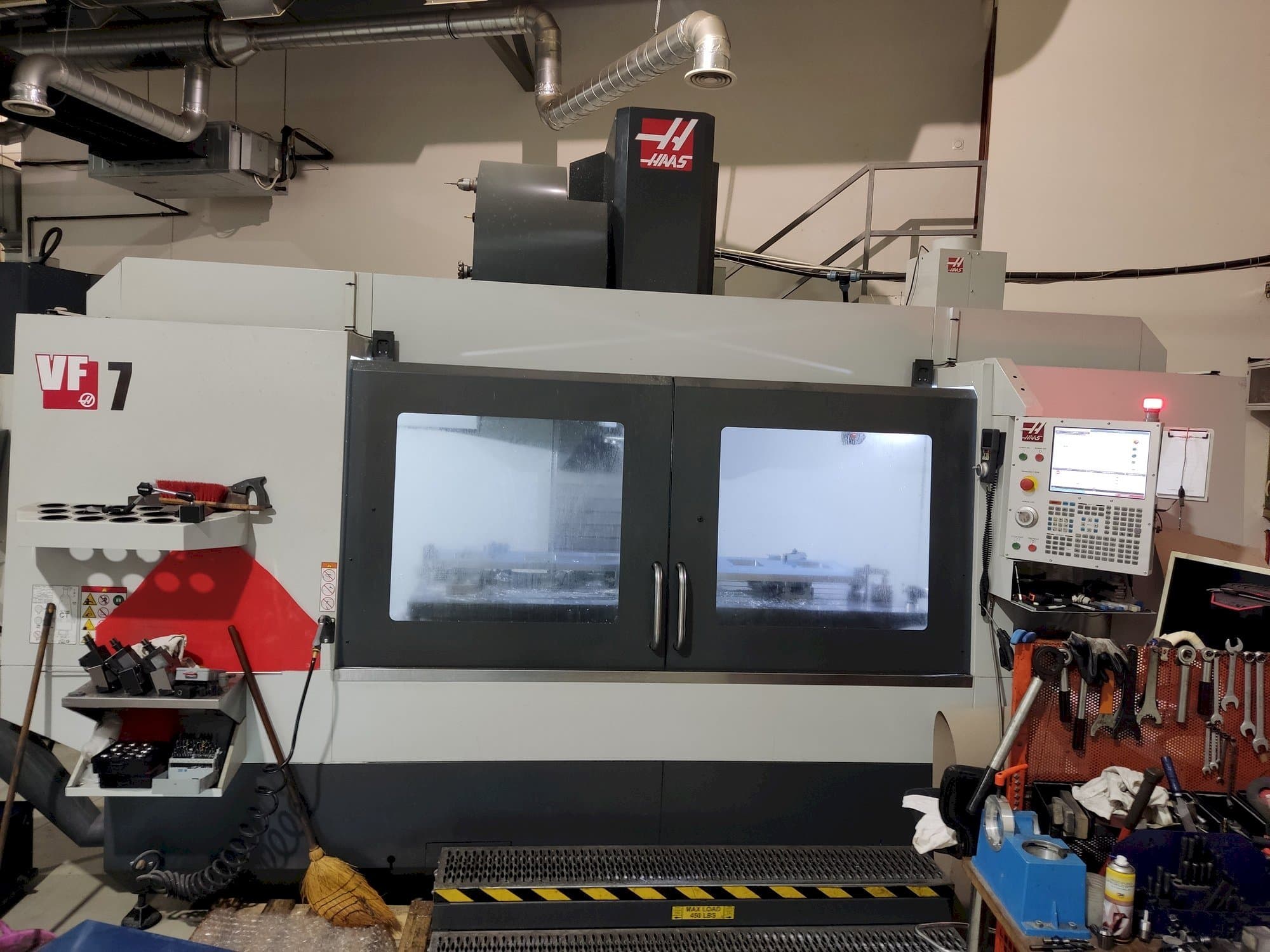 Vooraanzicht van HAAS VF-7 machine