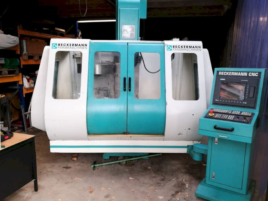 Vooraanzicht van RECKERMANN VMC 850 machine