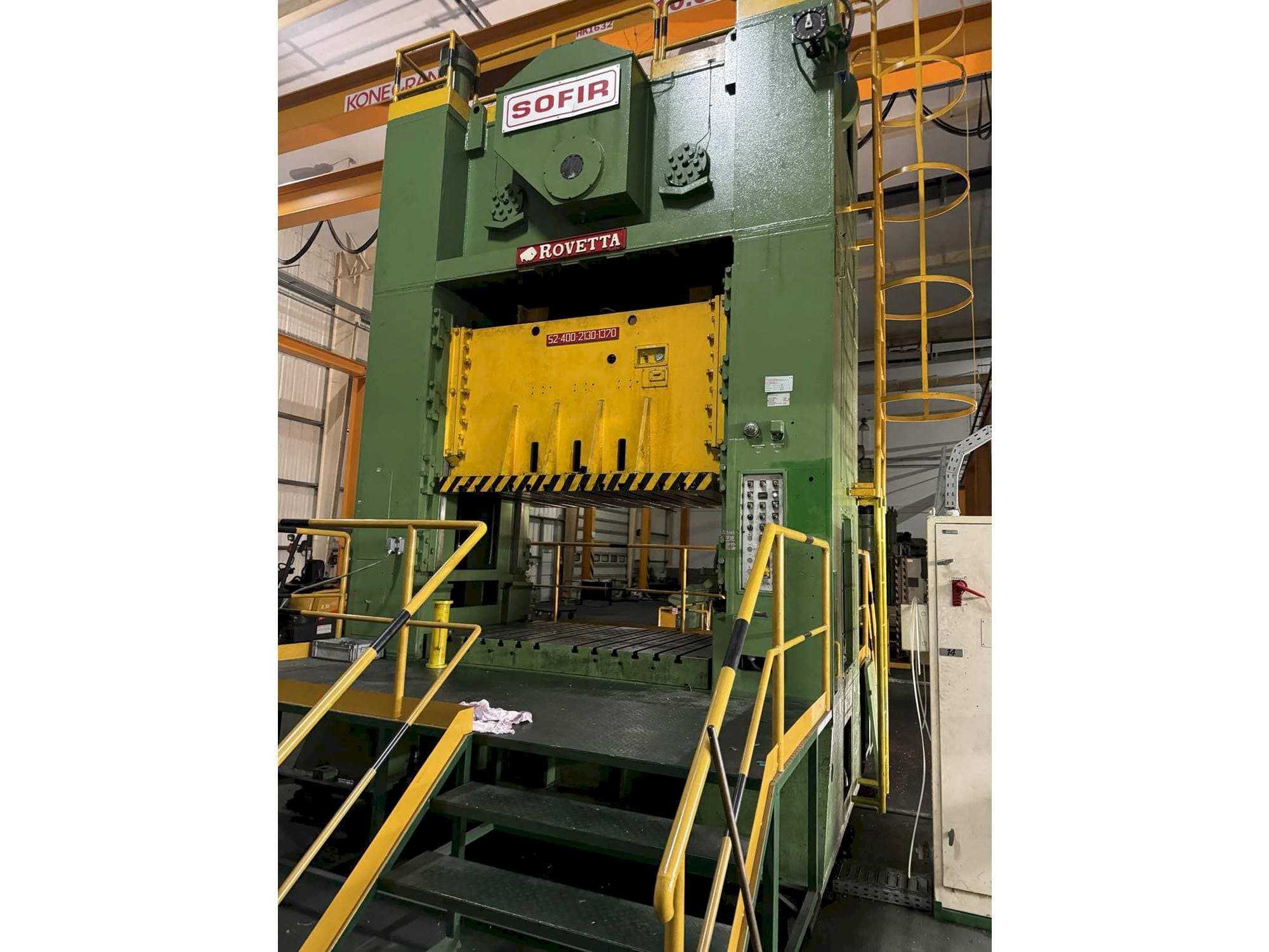 Vooraanzicht van ROVETTA 400t machine