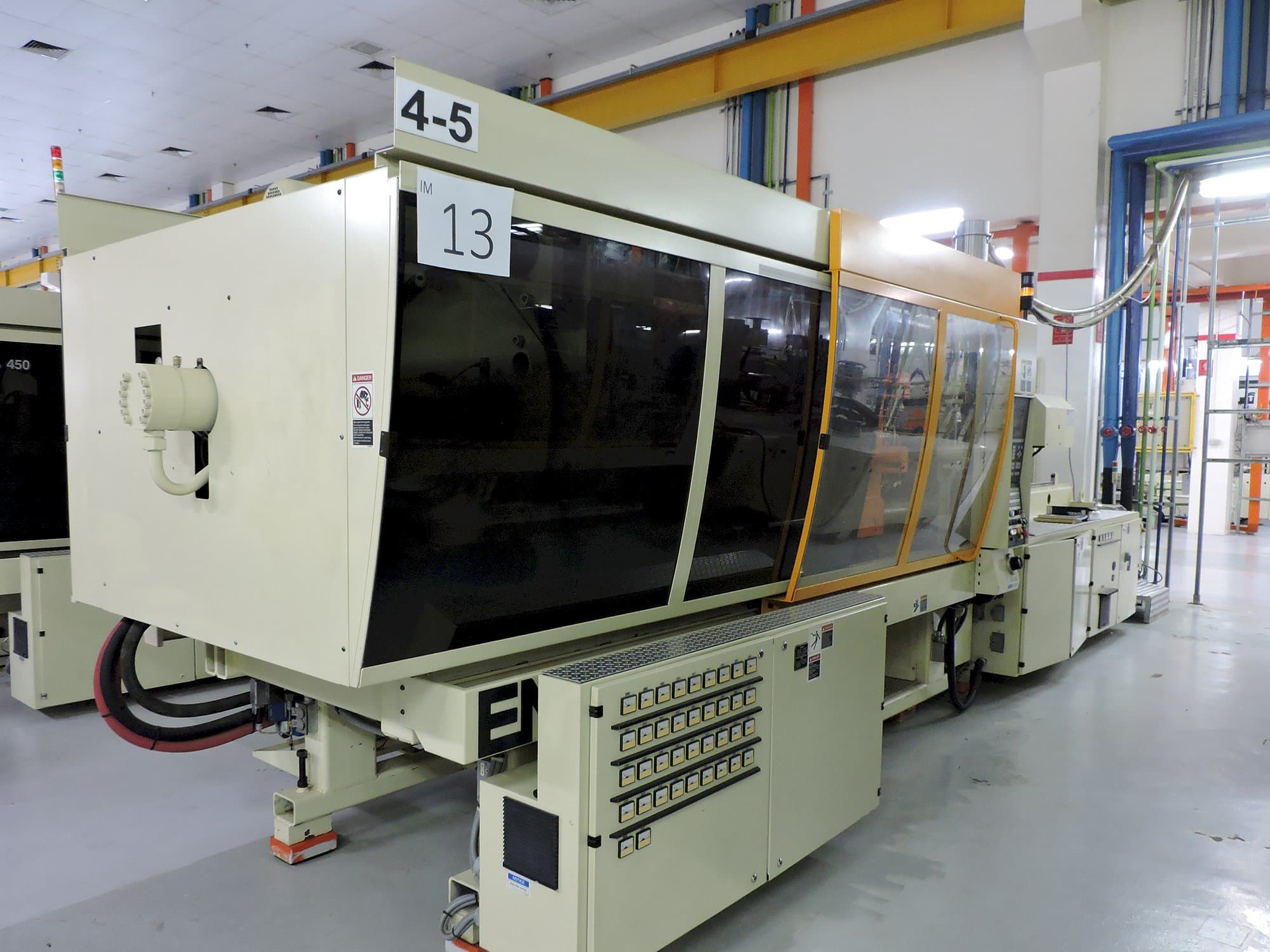 Links zicht van ENGEL TOGGLE 1350/450 machine