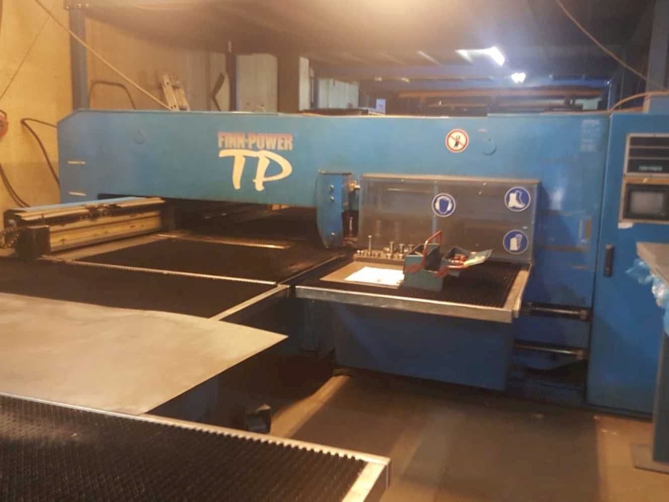 Vooraanzicht van Finn-Power TP2520B1/AM machine