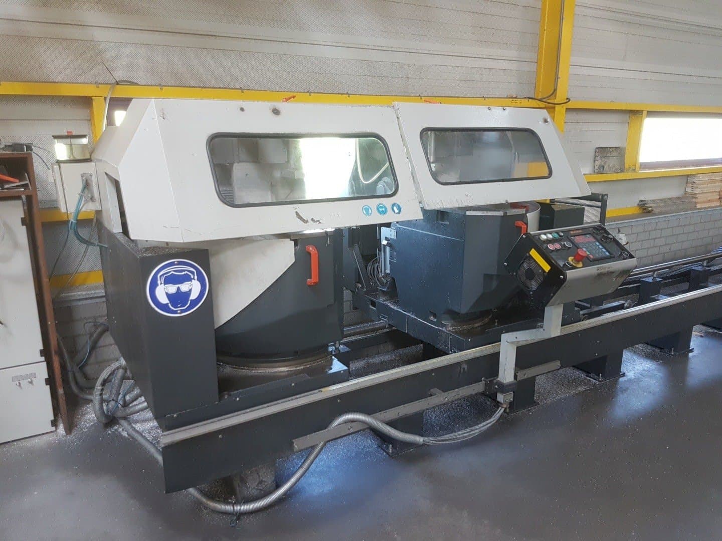 Vooraanzicht van Elumatec DG 244 machine