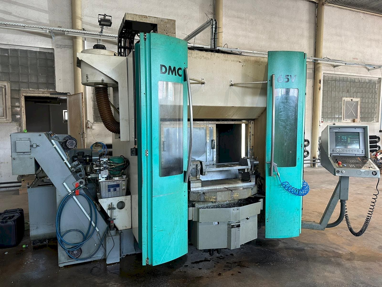 Vooraanzicht van DECKEL MAHO DMC 65V machine