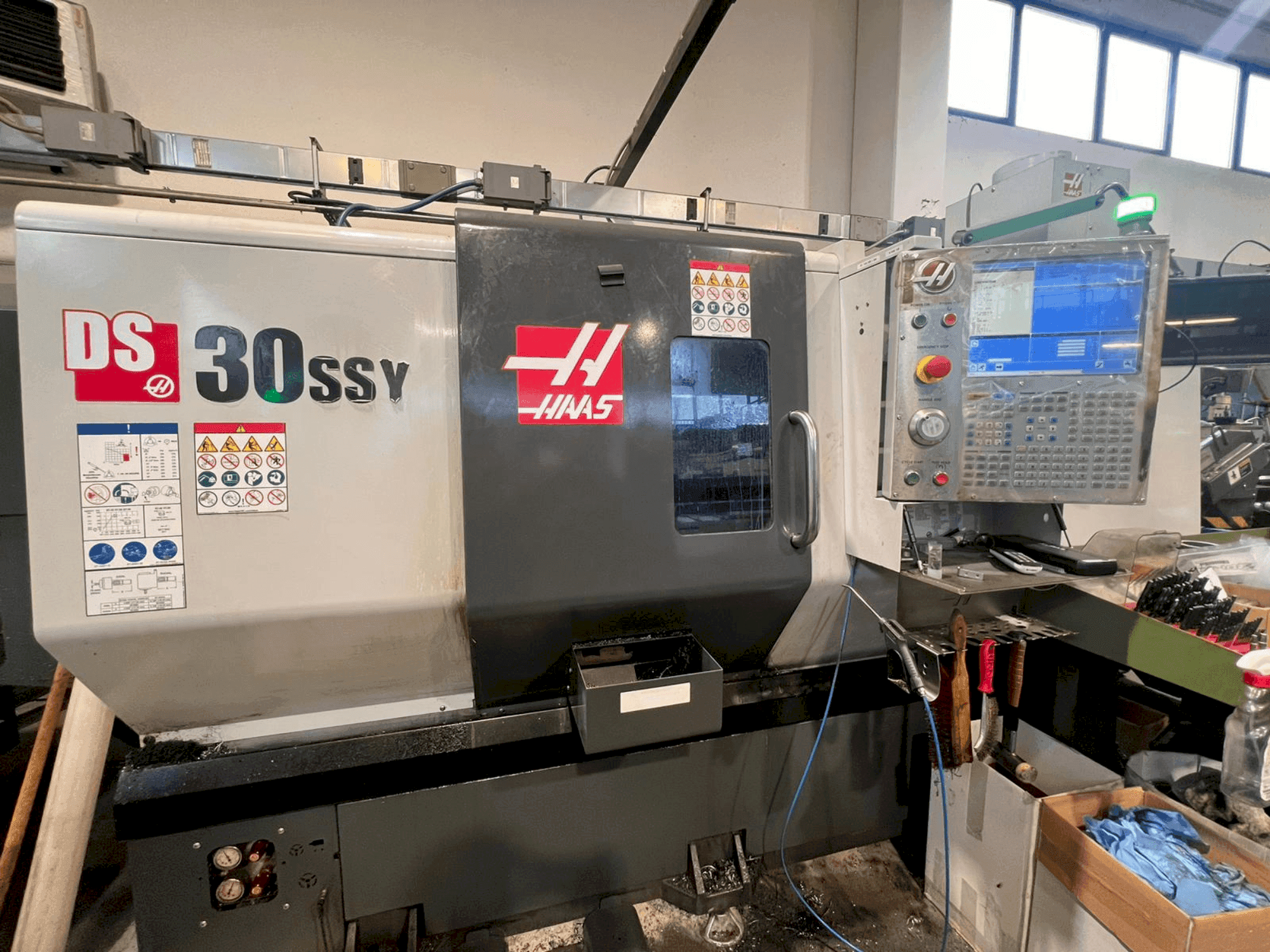 Vooraanzicht van HAAS DS-30SSY machine