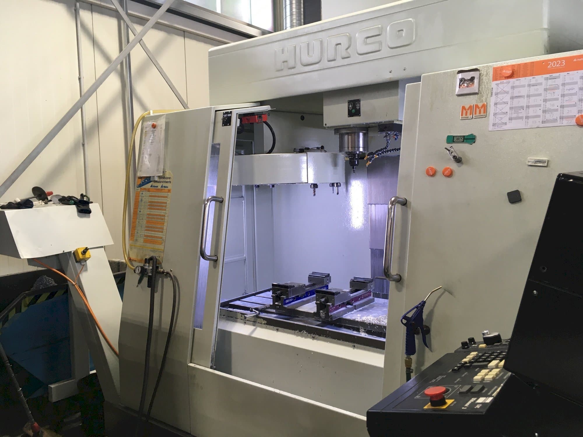 Vooraanzicht van Hurco BAC 30 HTM machine