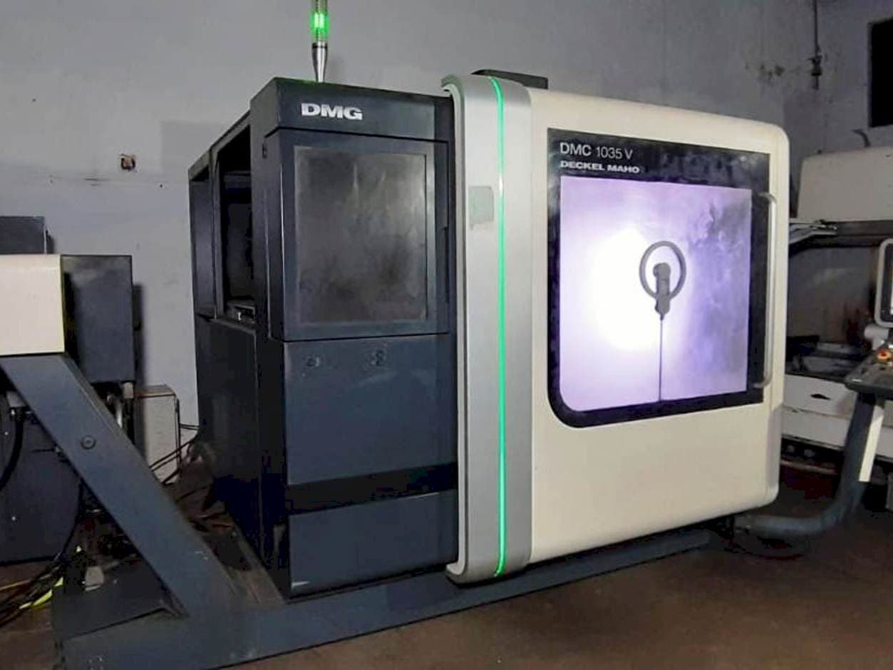 Vooraanzicht van DMG DMC 1035 V machine