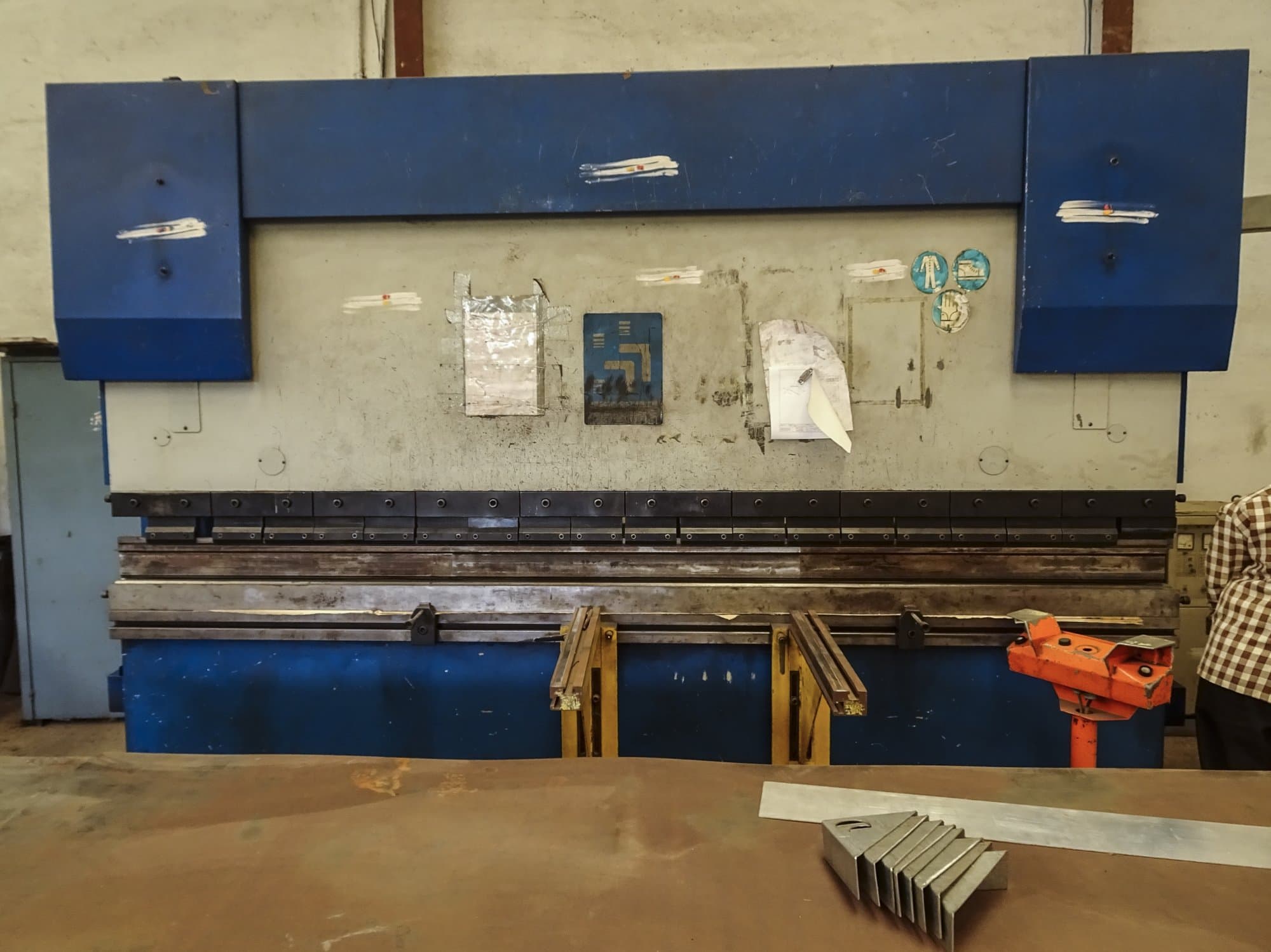 Vooraanzicht van Hindustan Hydraulics EHP 110 machine