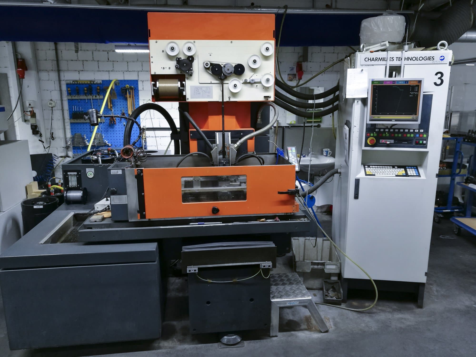 Vooraanzicht van CHARMILLES ROBOFIL 2020-1 machine