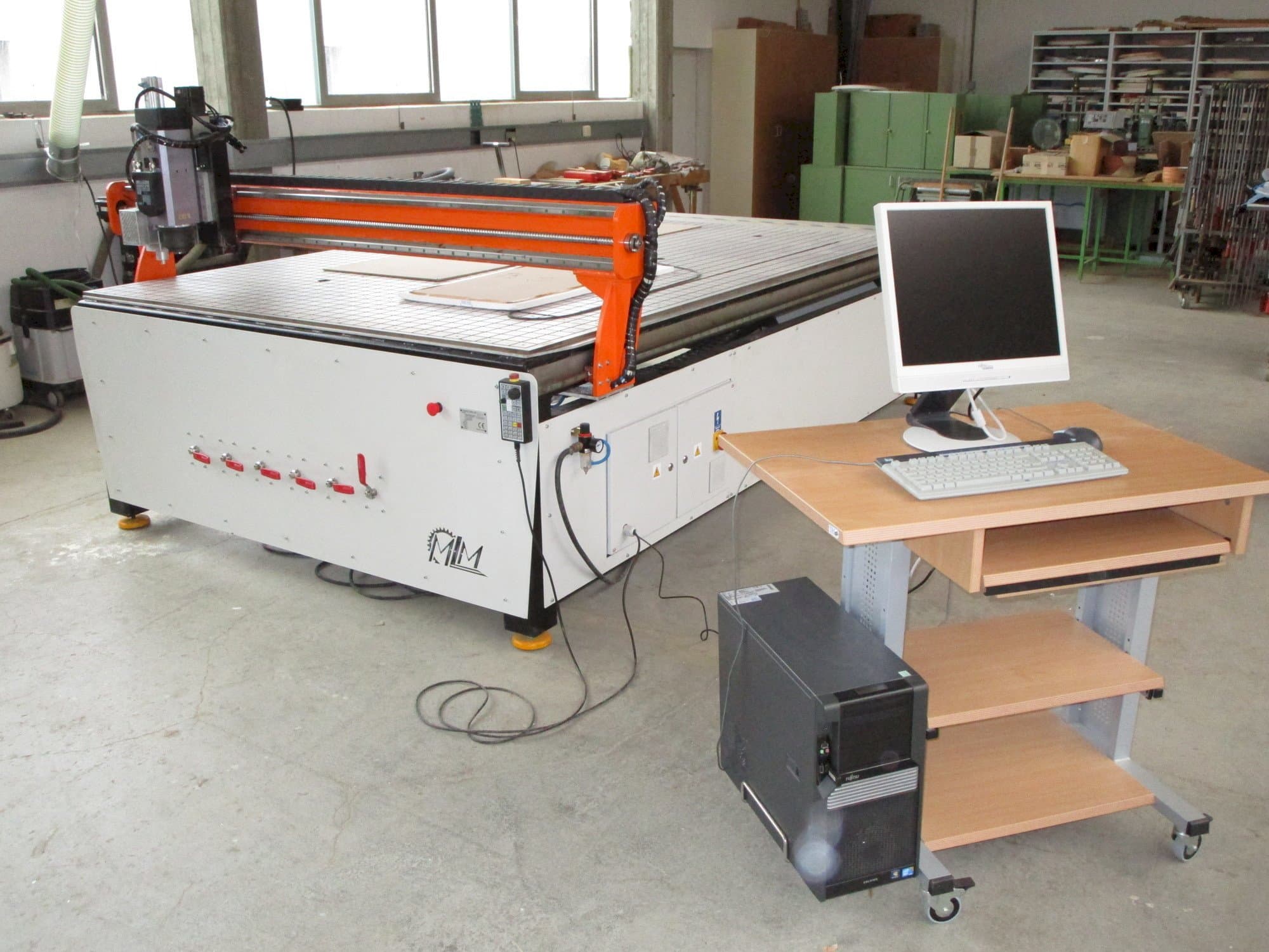 Vooraanzicht van MLM Ploter CNC machine