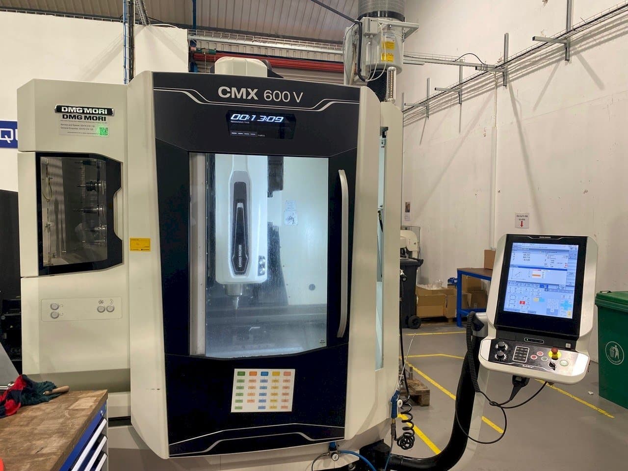 Vooraanzicht van DMG CMX 600 V machine