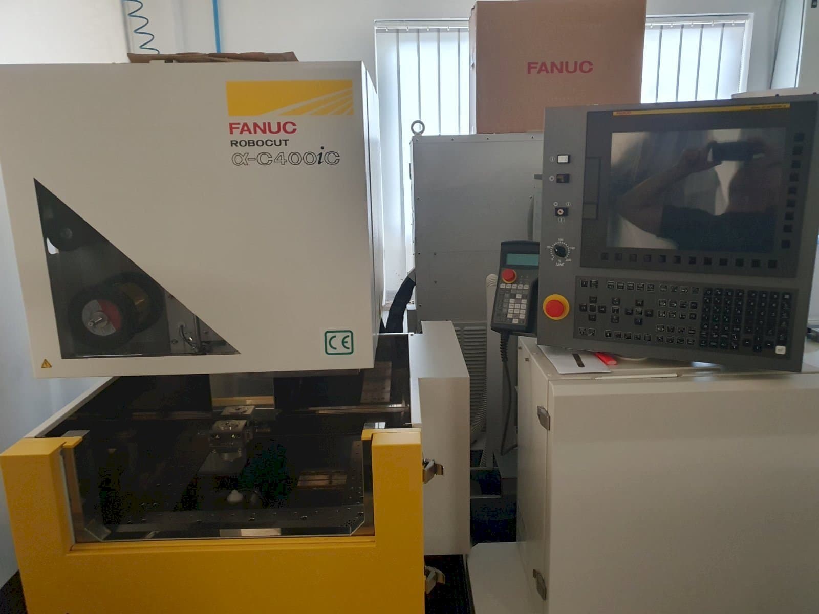 Vooraanzicht van FANUC Robocut C400iC machine