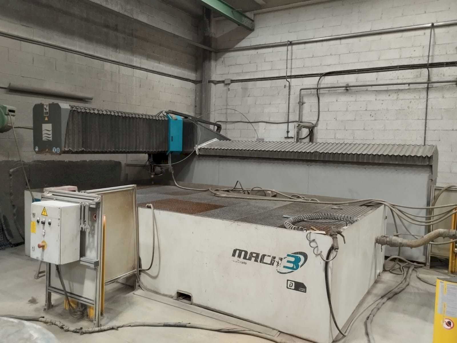 Vooraanzicht van Flow Mach3 4020B machine