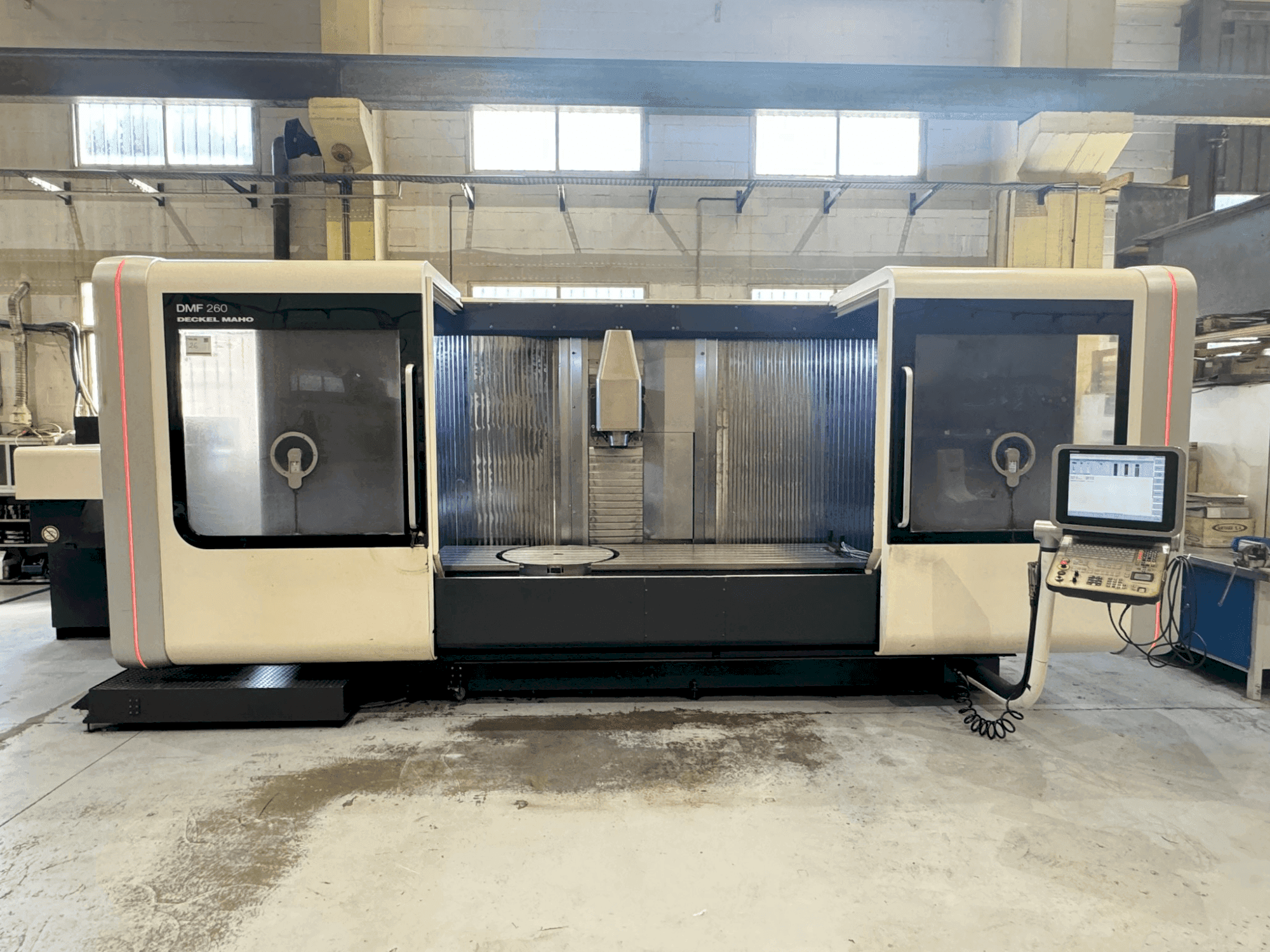 Vooraanzicht  van DMG MORI DMF 260/7  machine