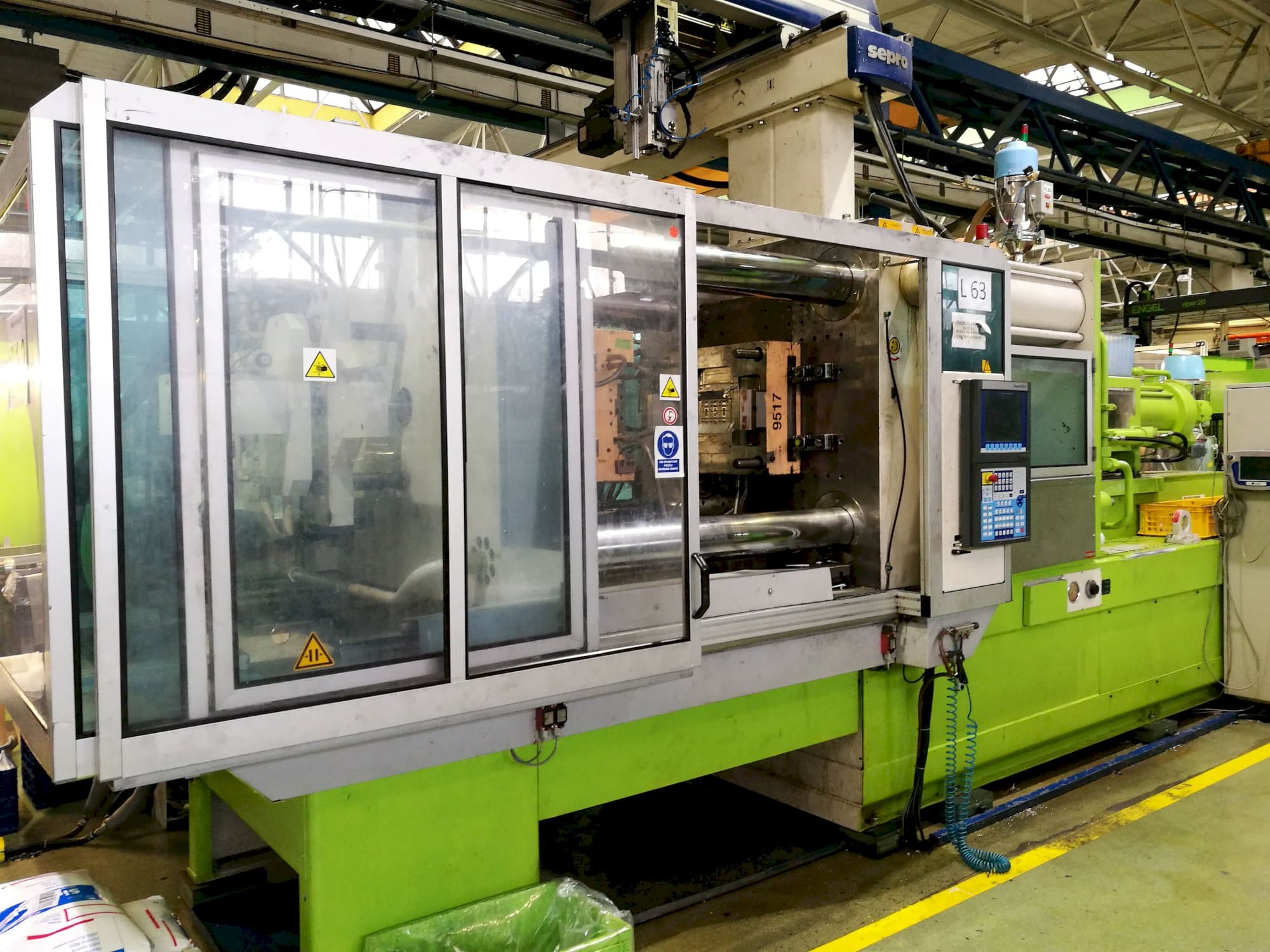 Links zicht van Krauss Maffei 420-1900 C2 machine