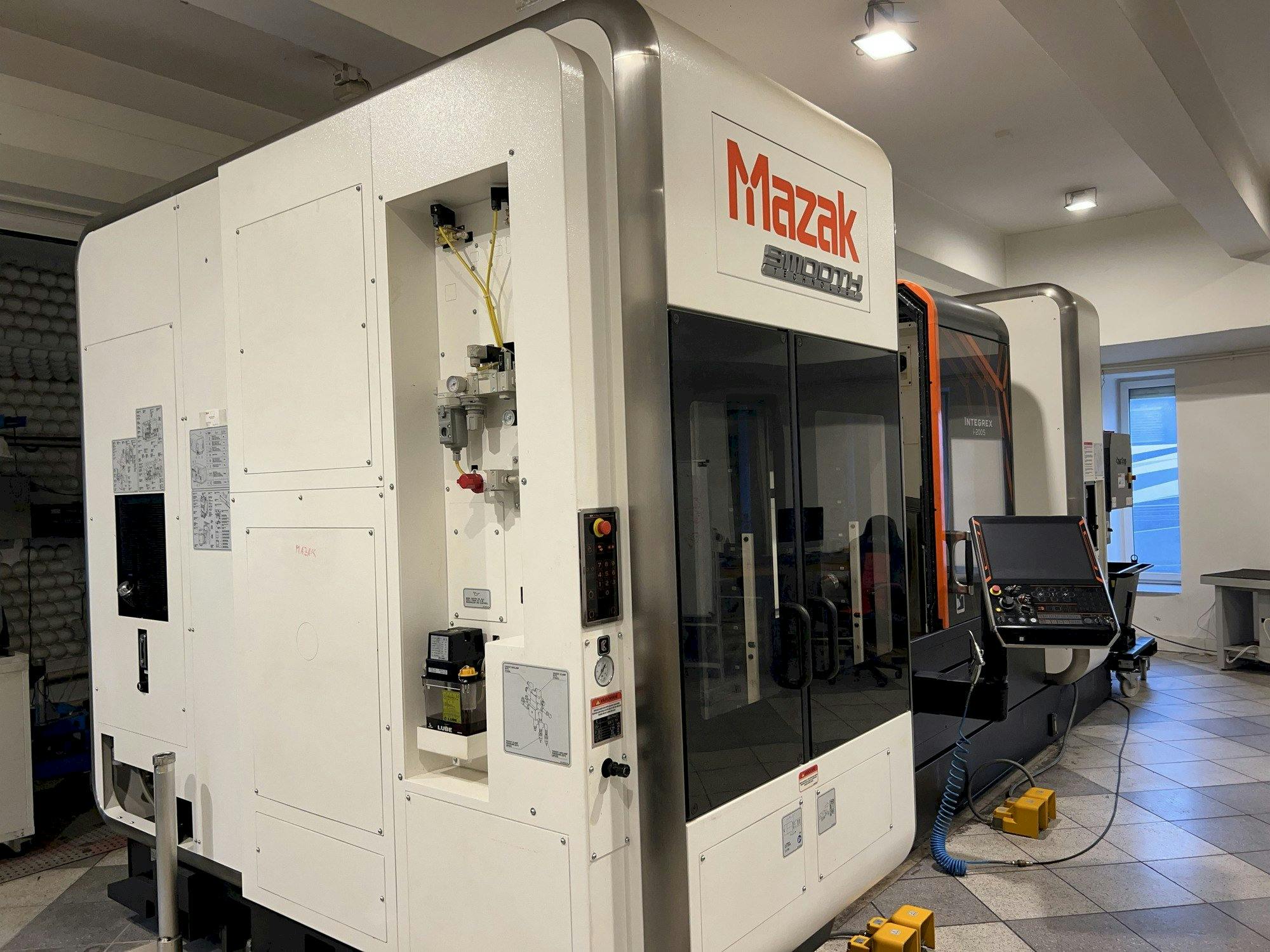 Vooraanzicht  van Mazak Integrex i-200S  machine