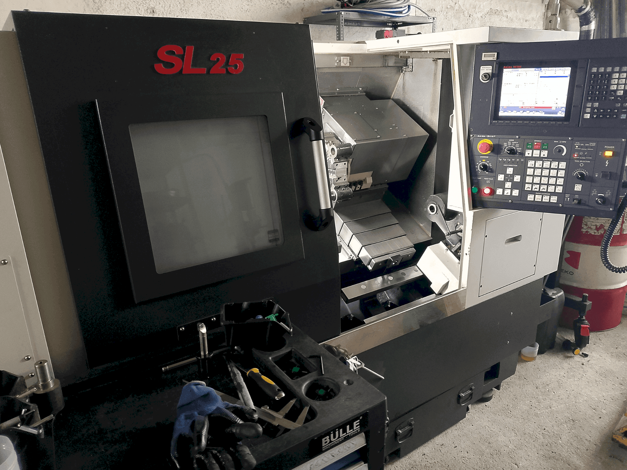 Vooraanzicht van Akira Seiki SL 25 machine