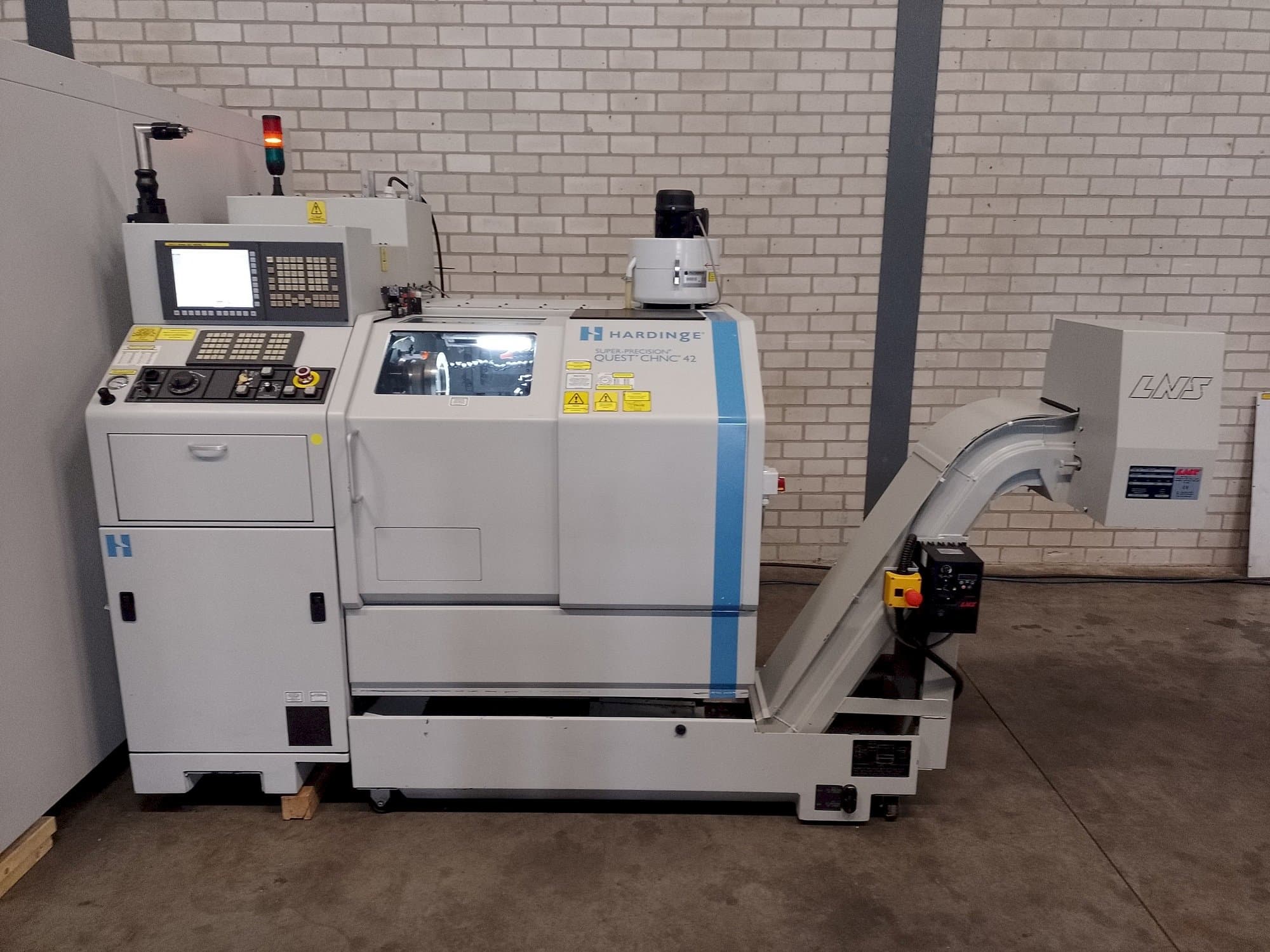 Vooraanzicht van HARDINGE Quest chnc 42 machine