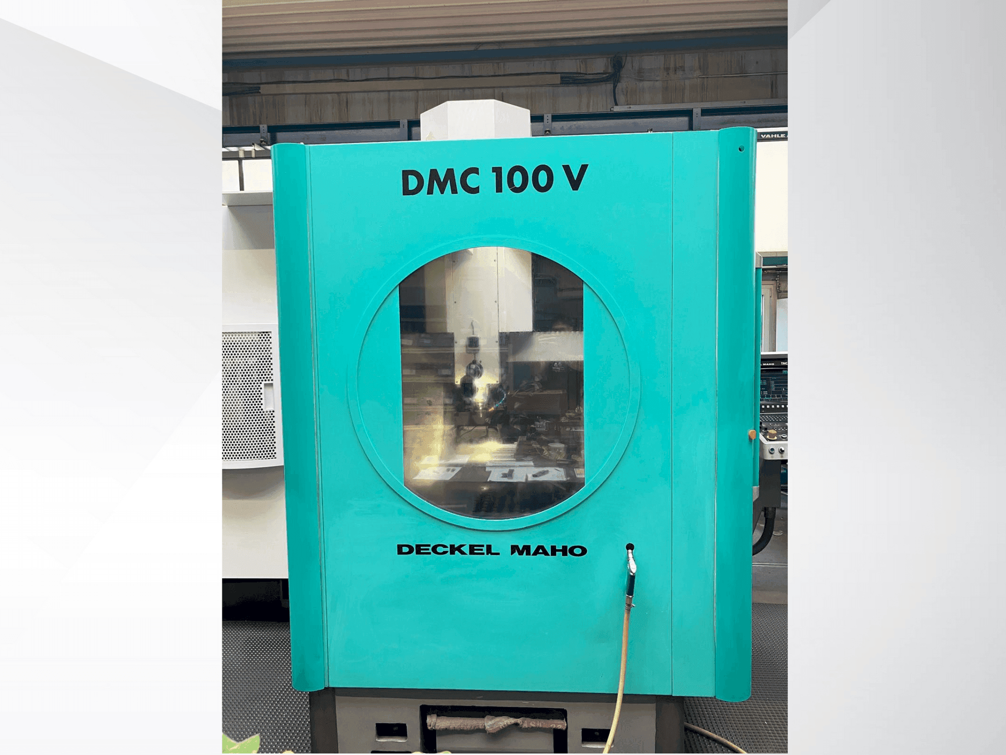Vooraanzicht van DECKEL MAHO DMC 100V machine