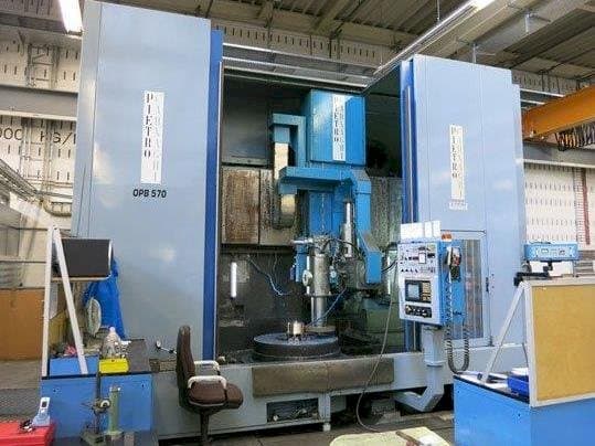 Vooraanzicht van PIETRO CARNAGHI ATF 8 SH machine