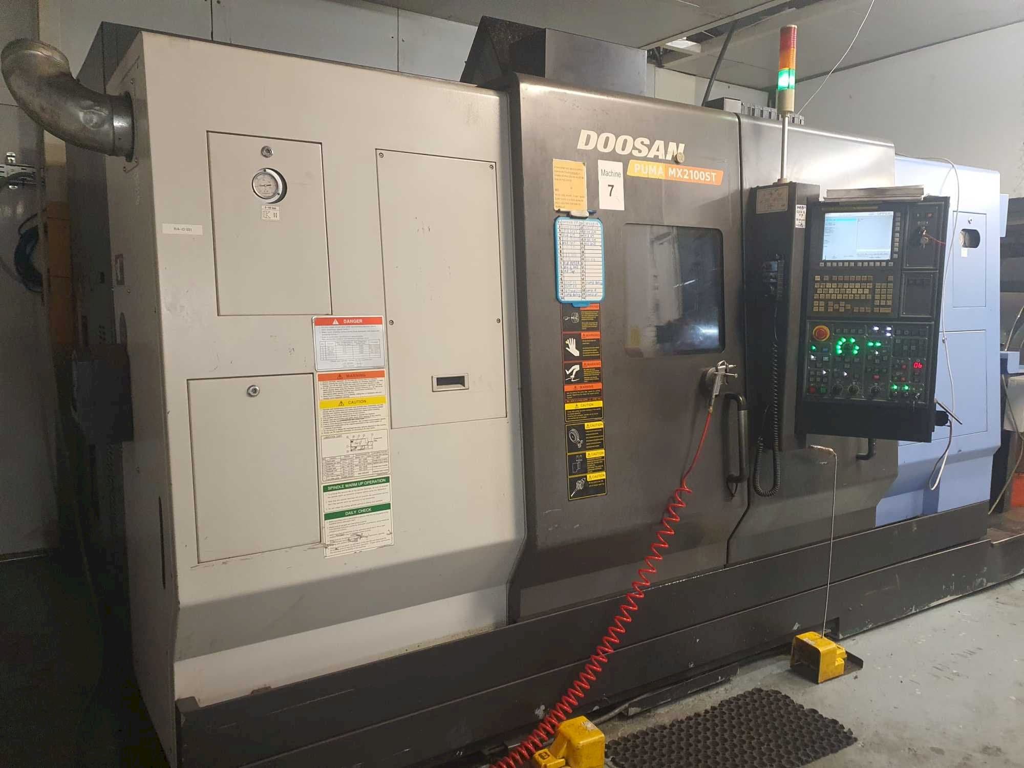 Vooraanzicht van Doosan Puma MX2100ST machine